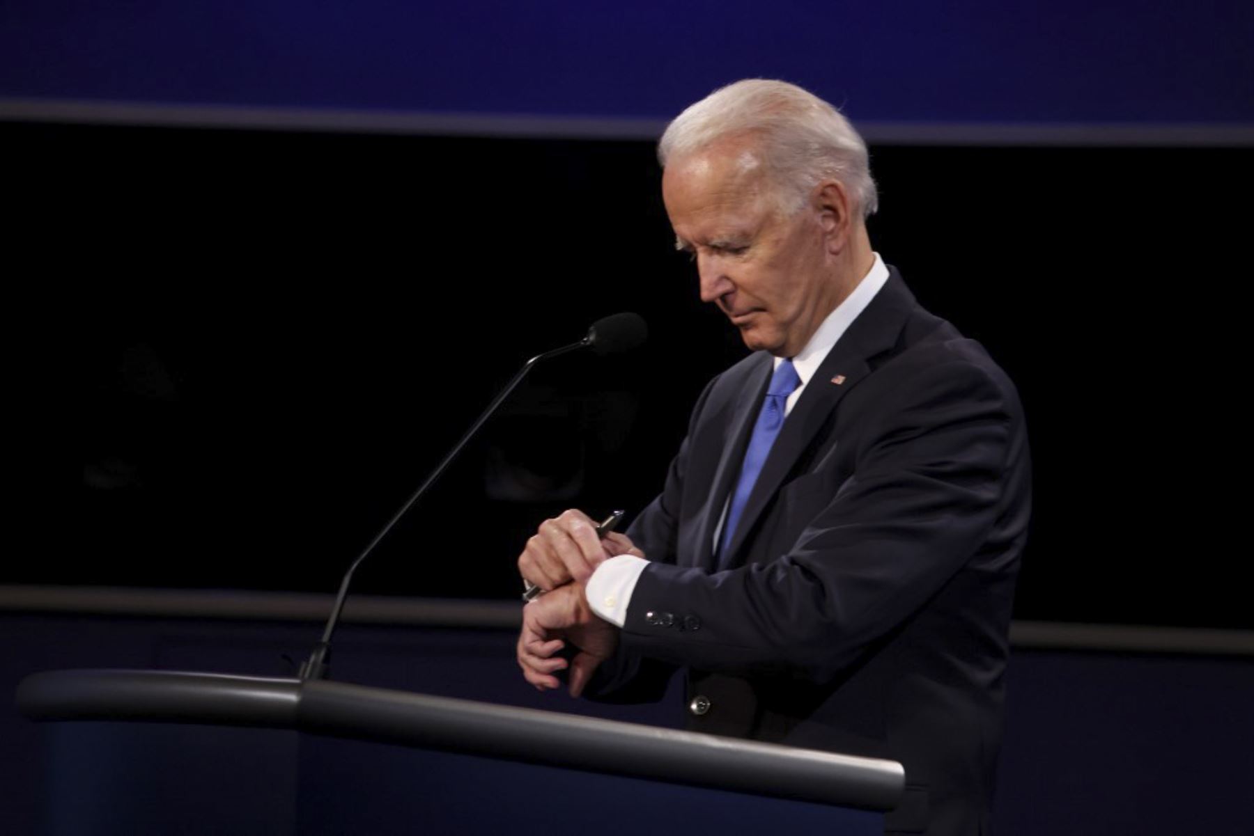 El candidato presidencial demócrata Joe Biden participa en el debate presidencial final contra el presidente de los Estados Unidos, Donald Trump, en la Universidad de Belmont. Foto: AFP