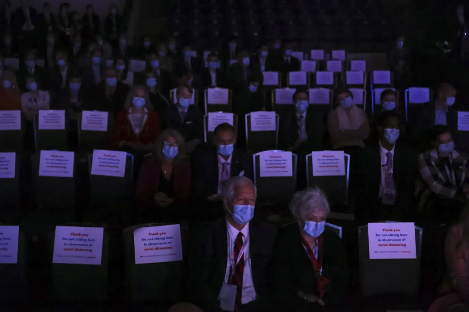 Los miembros de la audiencia ven el debate presidencial final con el presidente de los Estados Unidos, Donald Trump, y el candidato presidencial demócrata Joe Biden en la Universidad de Belmont el 22 de octubre de 2020 en Nashville, Tennessee. Foto: AFP