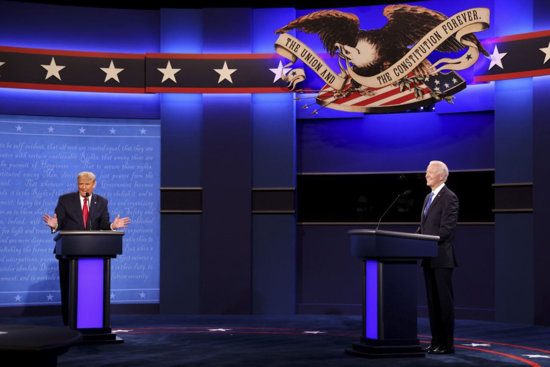 El presidente de los Estados Unidos, Donald Trump, y el candidato presidencial demócrata Joe Biden participan en el debate presidencial final en la Universidad de Belmont el 22 de octubre de 2020 en Nashville, Tennessee. Foto: AFP