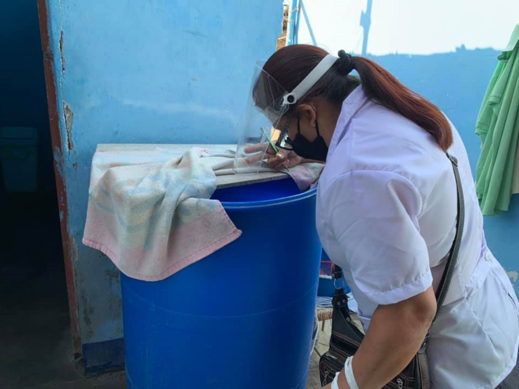 Personal de salud verifica la correcta limpieza de los depósitos del agua y su almacenamiento en Áncash. Foto: ANDINA/Difusión