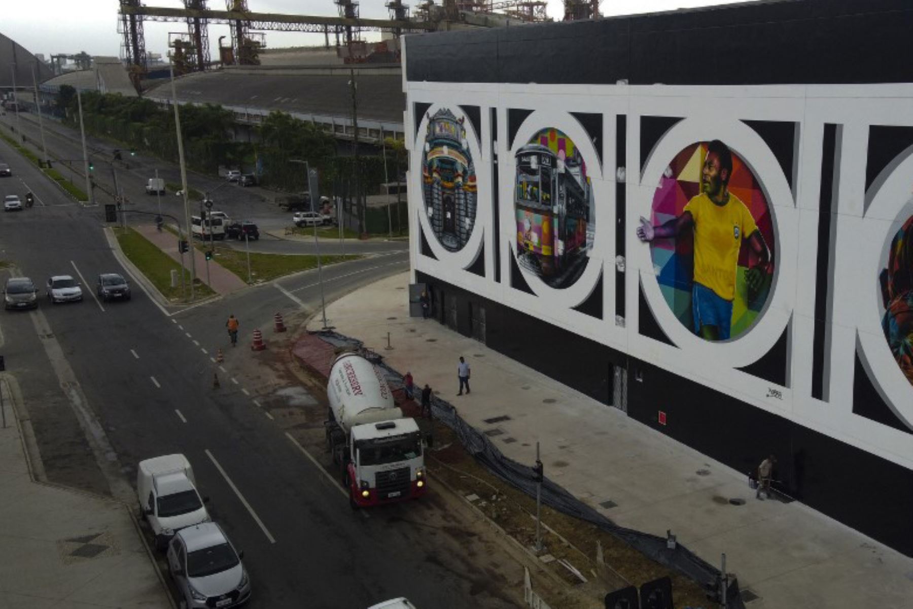 Vista aérea de un mural  que representa a la estrella del fútbol brasileño retirado, Edson Arantes do Nascimento, conocido como Pele, en el estado de Sao Paulo. Foto: AFP