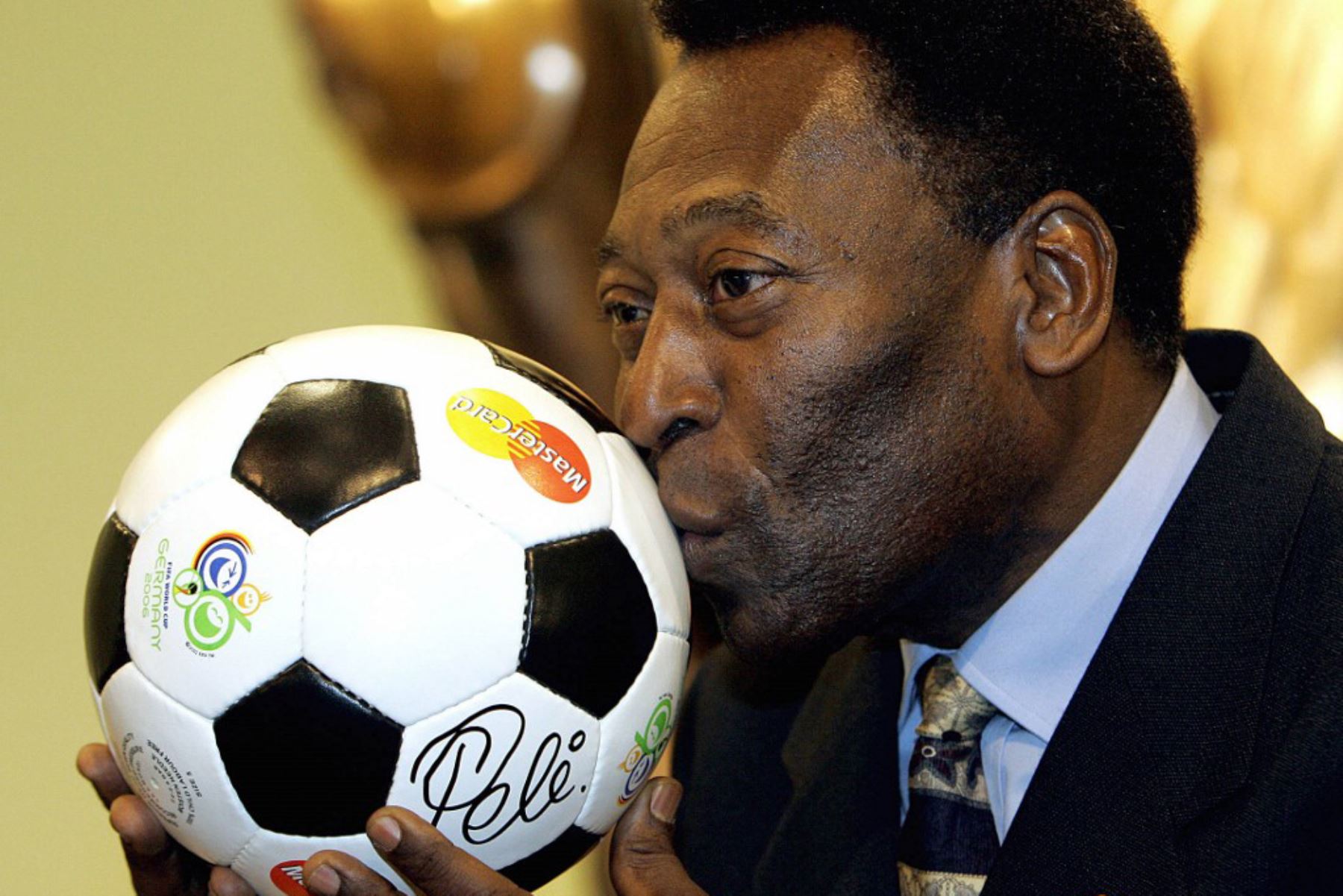 La leyenda del fútbol brasileño Pelé besa una pelota de fútbol durante una presentación en Leipzig, en la víspera del sorteo final de la Copa Mundial de Fútbol de la FIFA 2006. Foto: AFP