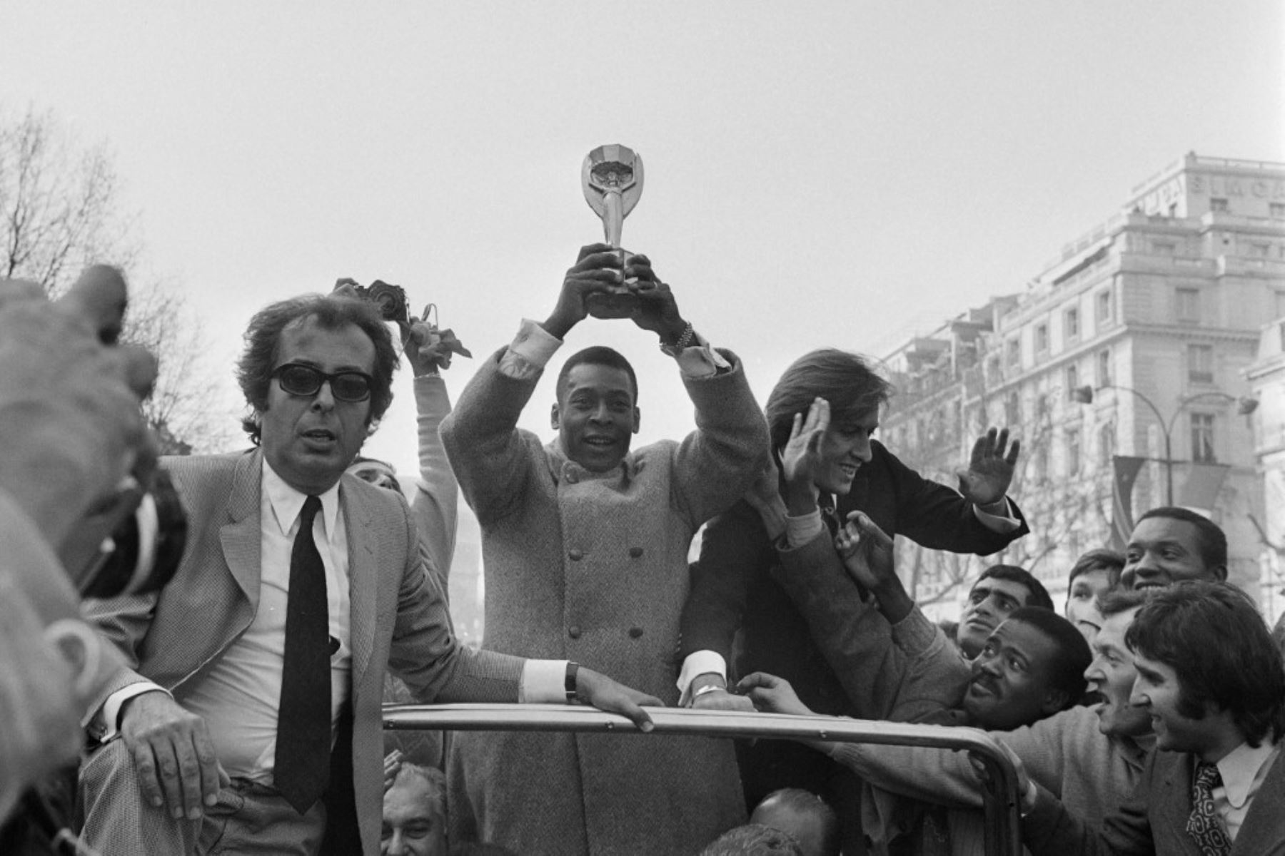 La estrella del fútbol brasileño, Edson Arantes do Nascimento, conocido como Pelé, Blande el trofeo de la Copa del Mundo el 30 de marzo de 1971 mientras camina por la avenida de los Campos Elíseos en París. Foto: AFP