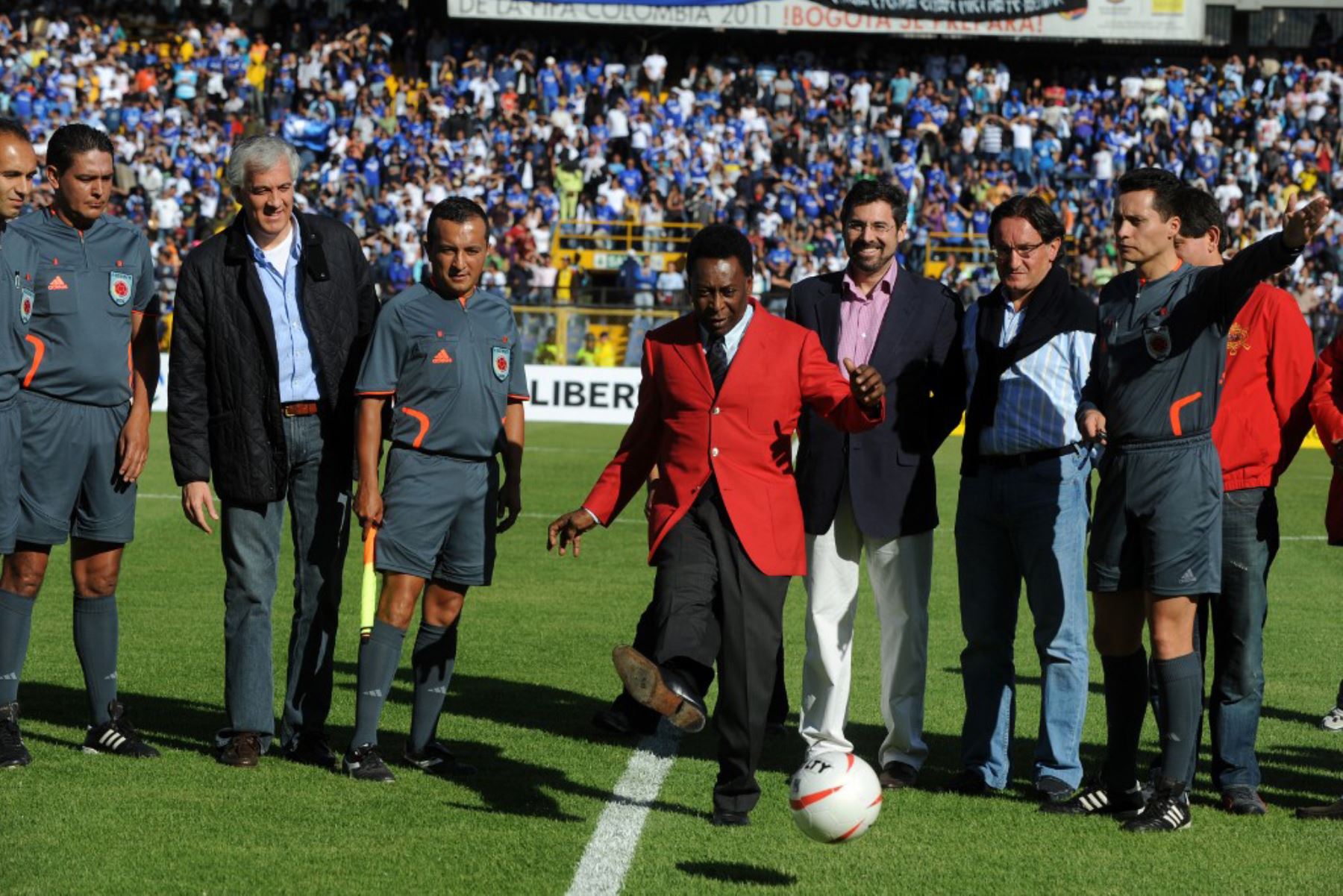 La leyenda del fútbol brasileño Pelé patea el balón en el estadio El Campín de Bogotá el 17 de enero de 2010, para lanzar un partido amistoso de fútbol entre Millonarios y Santa Fe de Bogotá. Foto: AFP