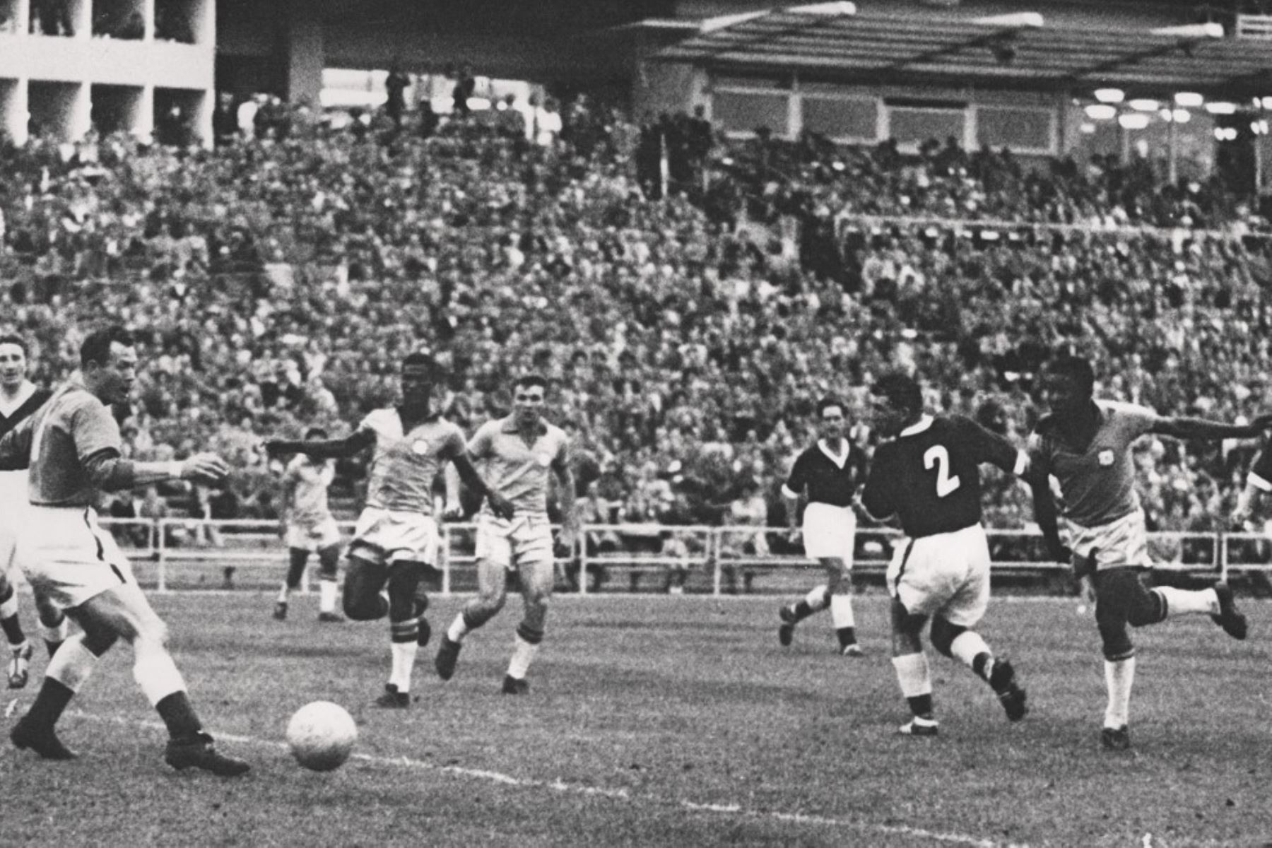 .              
El delantero brasileño de 17 años Pelé (izq.) Patea el balón y supera al portero galés Jack Kelsey, durante el partido de cuartos de final de la Copa del Mundo entre Brasil y Gales el 19 de junio de 1958 en Goteborg. Foto: AFP