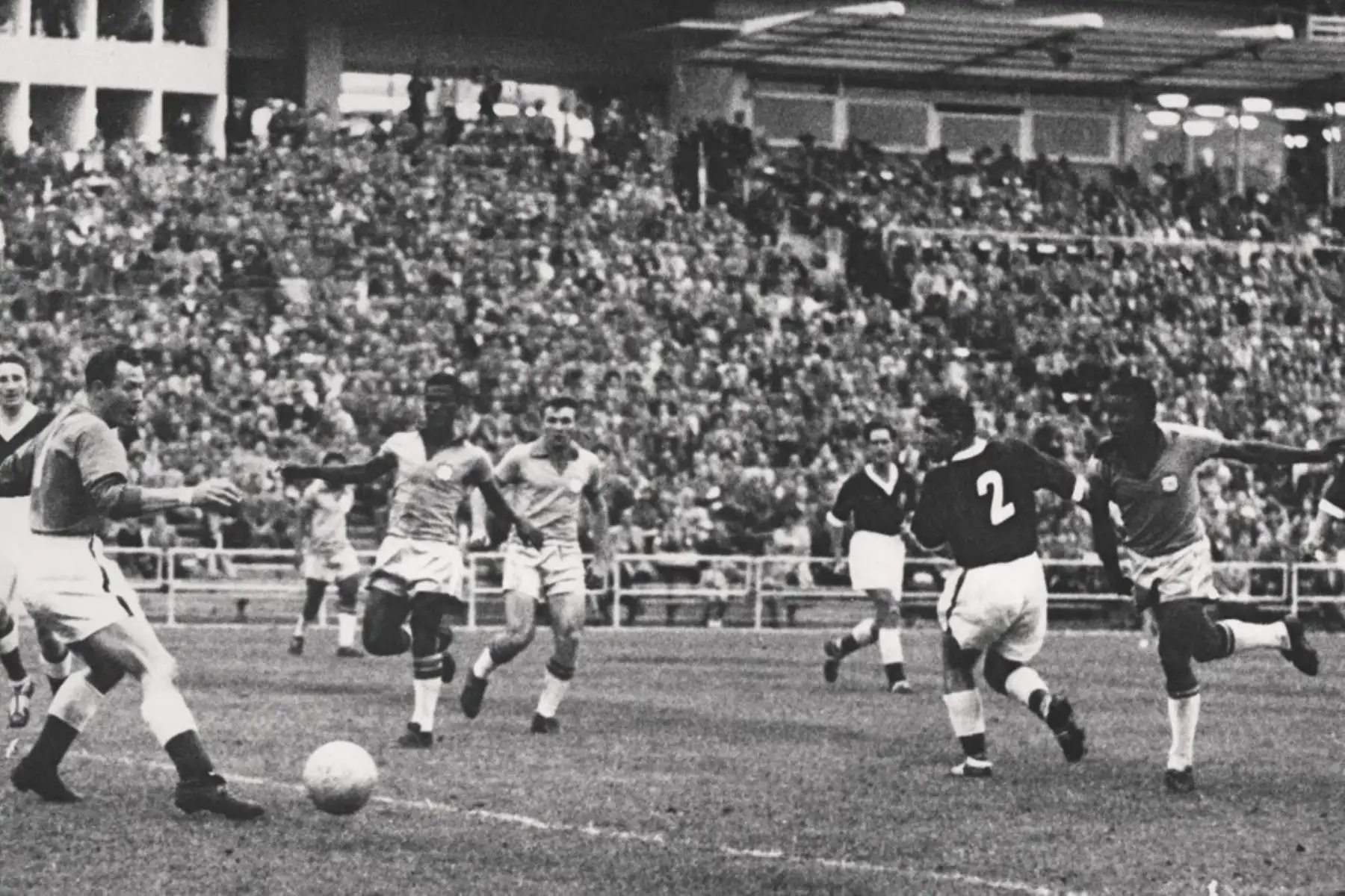 .              
El delantero brasileño de 17 años Pelé (izq.) Patea el balón y supera al portero galés Jack Kelsey, durante el partido de cuartos de final de la Copa del Mundo entre Brasil y Gales el 19 de junio de 1958 en Goteborg. Foto: AFP