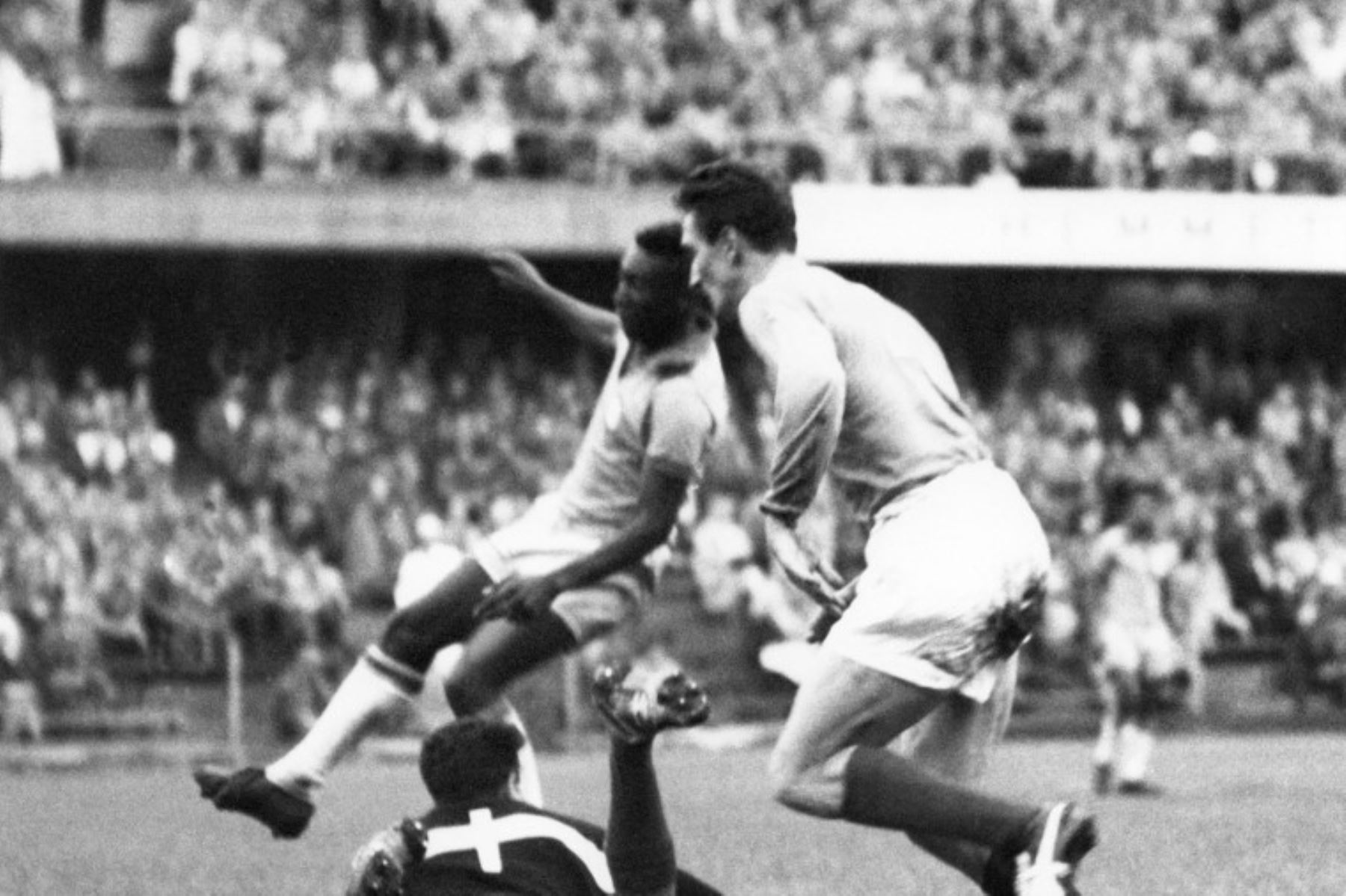 El brasileño Pelé  marca un gol cuando el portero francés Claude Abbes, intenta detener el balón, el 24 de junio de 1958 durante la semifinal de la Copa del Mundo, en el Estadio Rasunda de Solna, en Estocolmo. Foto: AFP