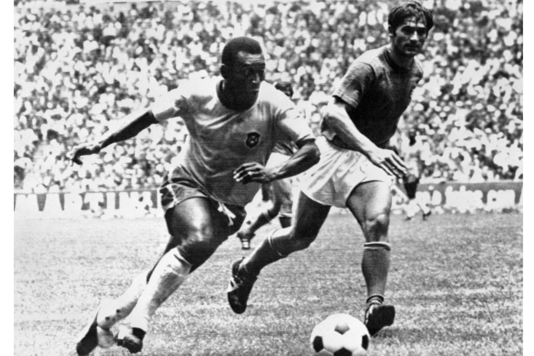El centrocampista brasileño Pelé  regatea al defensa italiano Tarcisio Burgnich durante la final de la Copa del Mundo el 21 de junio de 1970 en la Ciudad de México. Foto: AFP