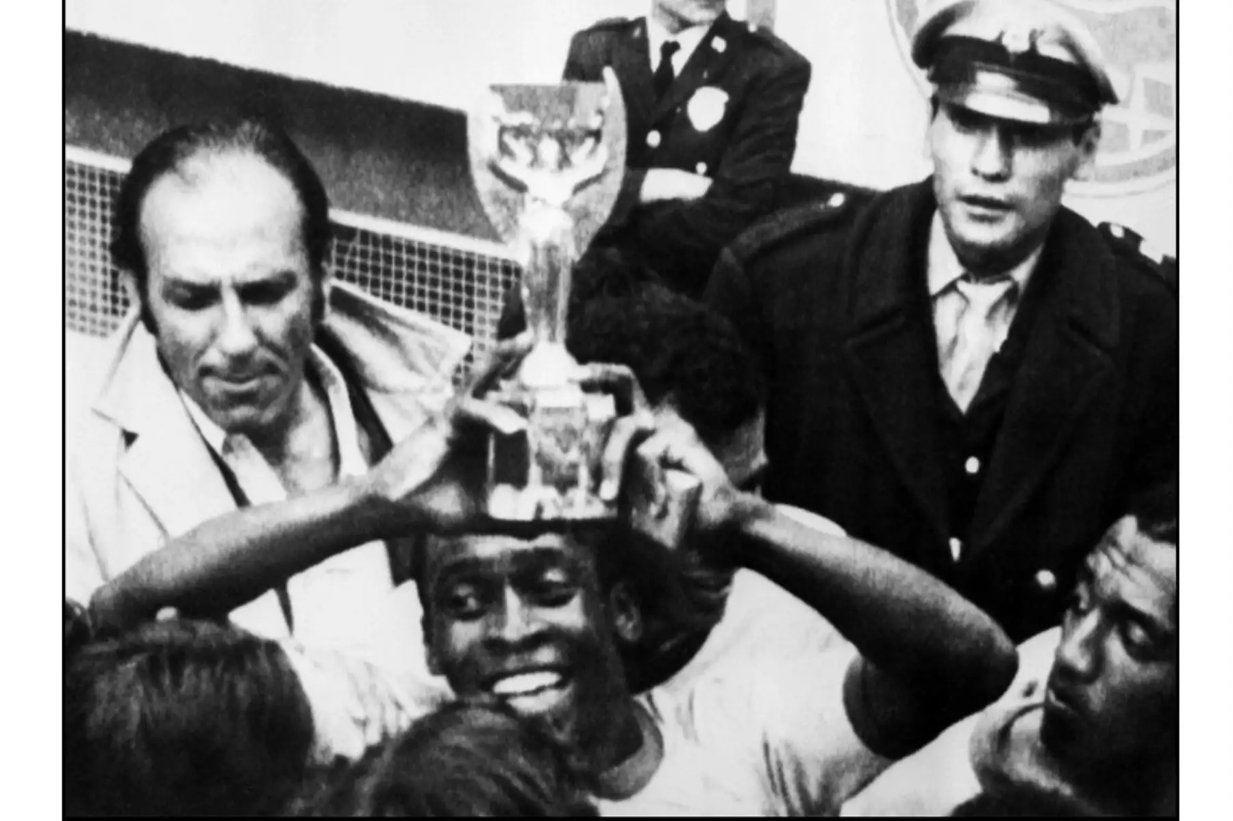 El delantero brasileño Pelé sonríe mientras sostiene en alto la Copa Jules Rimet después de que Brasil venciera a Italia 4-1 en la final de la Copa del Mundo el 21 de junio de 1970 en la Ciudad de México. Foto: AFP