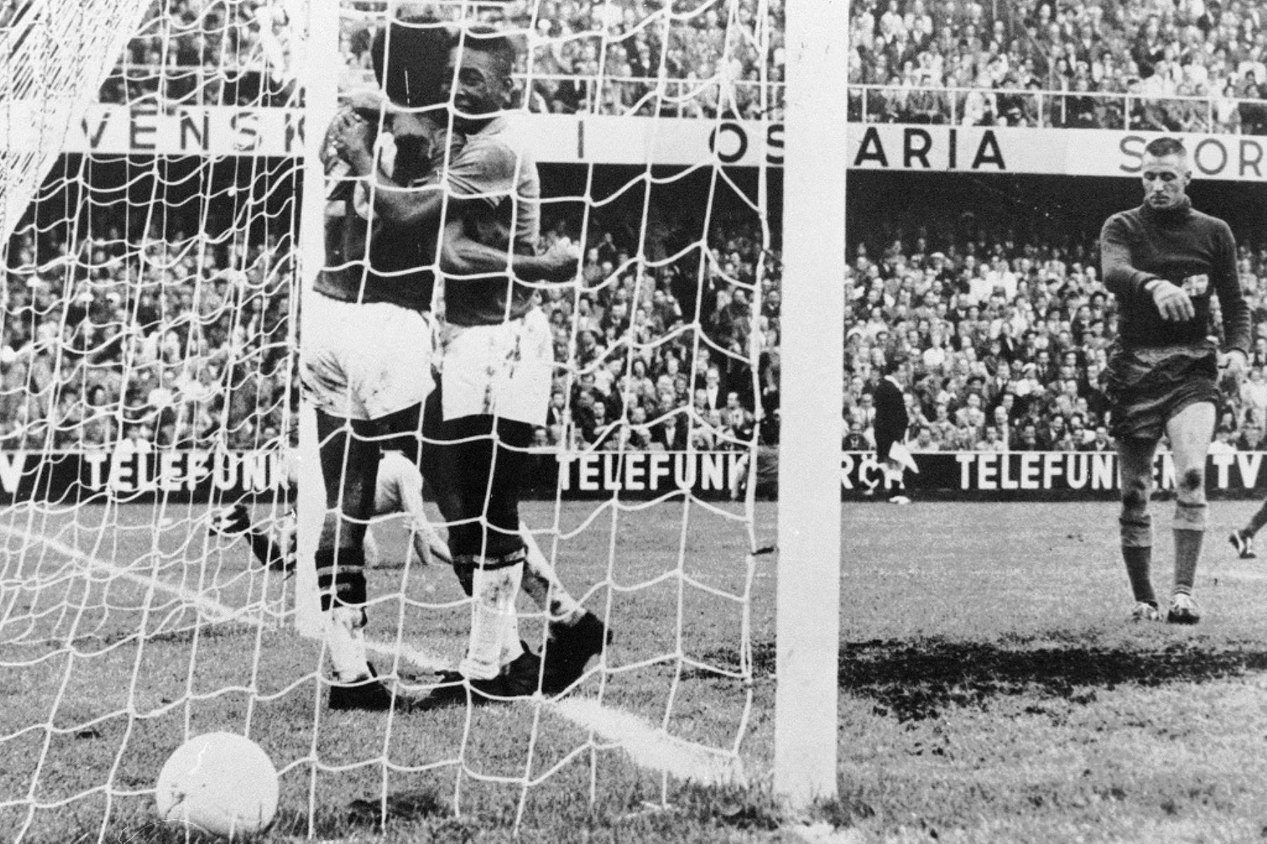 El delantero brasileño Pelé  felicita a su compañero Vava, después de que marcó un gol mientras el portero sueco Karl Svensson reacciona el 28 de junio de 1958 en Estocolmo durante la final de la Copa del Mundo entre Brasil y Suecia.  Foto:AFP