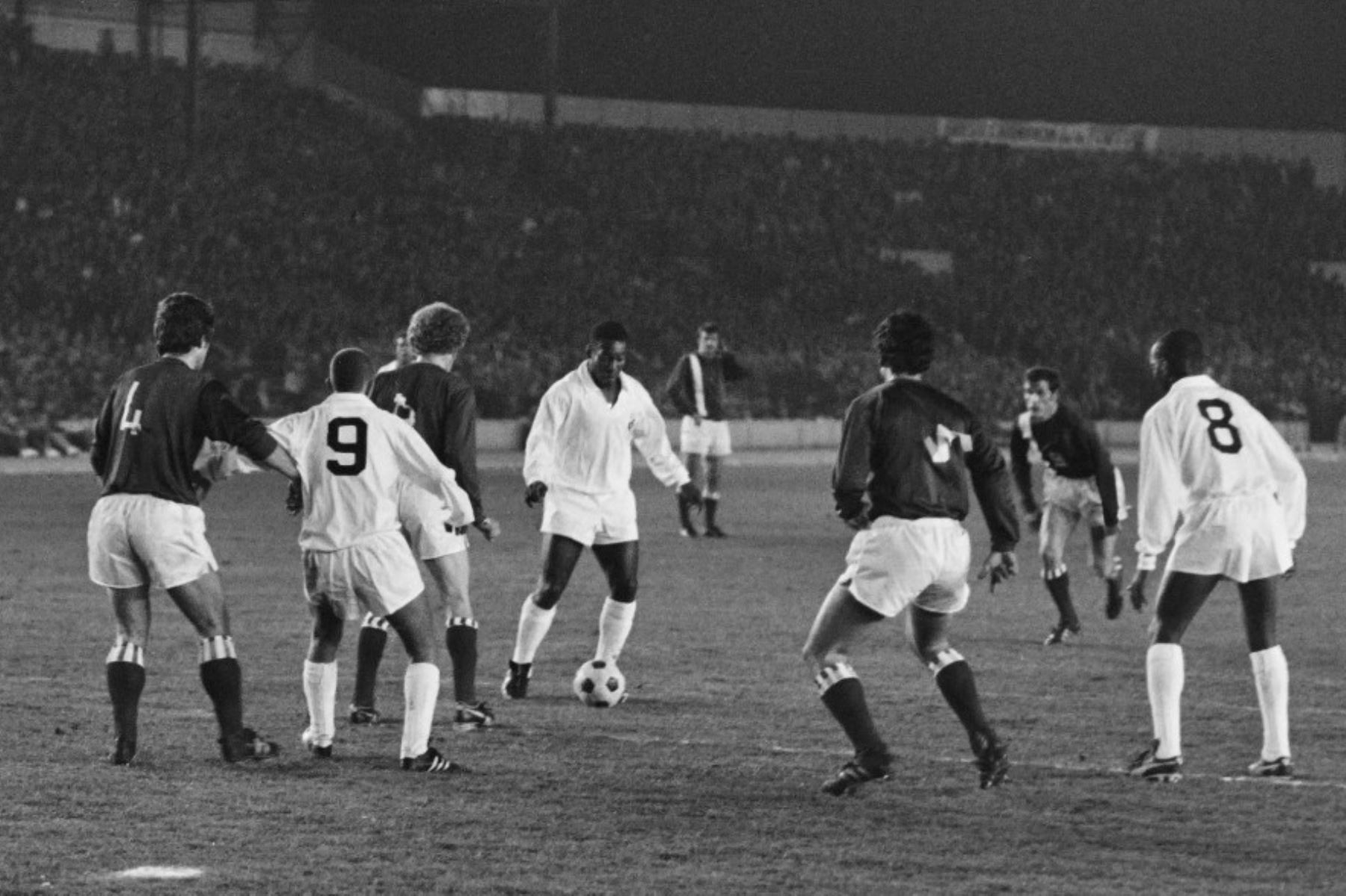 Foto tomada el 31 de marzo de 1971 en Colombes, muestra al delantero brasileño Pelé iniciando un partido benéfico entre Santos vs Olympique Marseille  Saint-Étienne XI. Foto: AFP