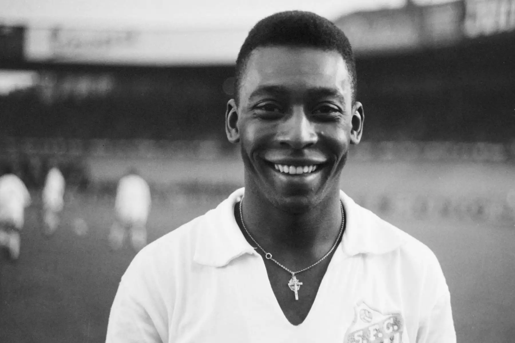 El delantero brasileño Pelé, vestido con su camiseta del Santos, sonríe antes de jugar un partido amistoso de fútbol con su club contra el club francés de "Racing", el 13 de junio de 1961 en Colombia, ampliamente considerado como el mejor jugador de la historia del fútbol, Pelé anotó 1282 goles en su carrera y ganó tres títulos de la Copa del Mundo c.Foto: AFPon Brasil 1958 en Suecia, 1962 en Chile,1970 en Méxic.Foto: AFP