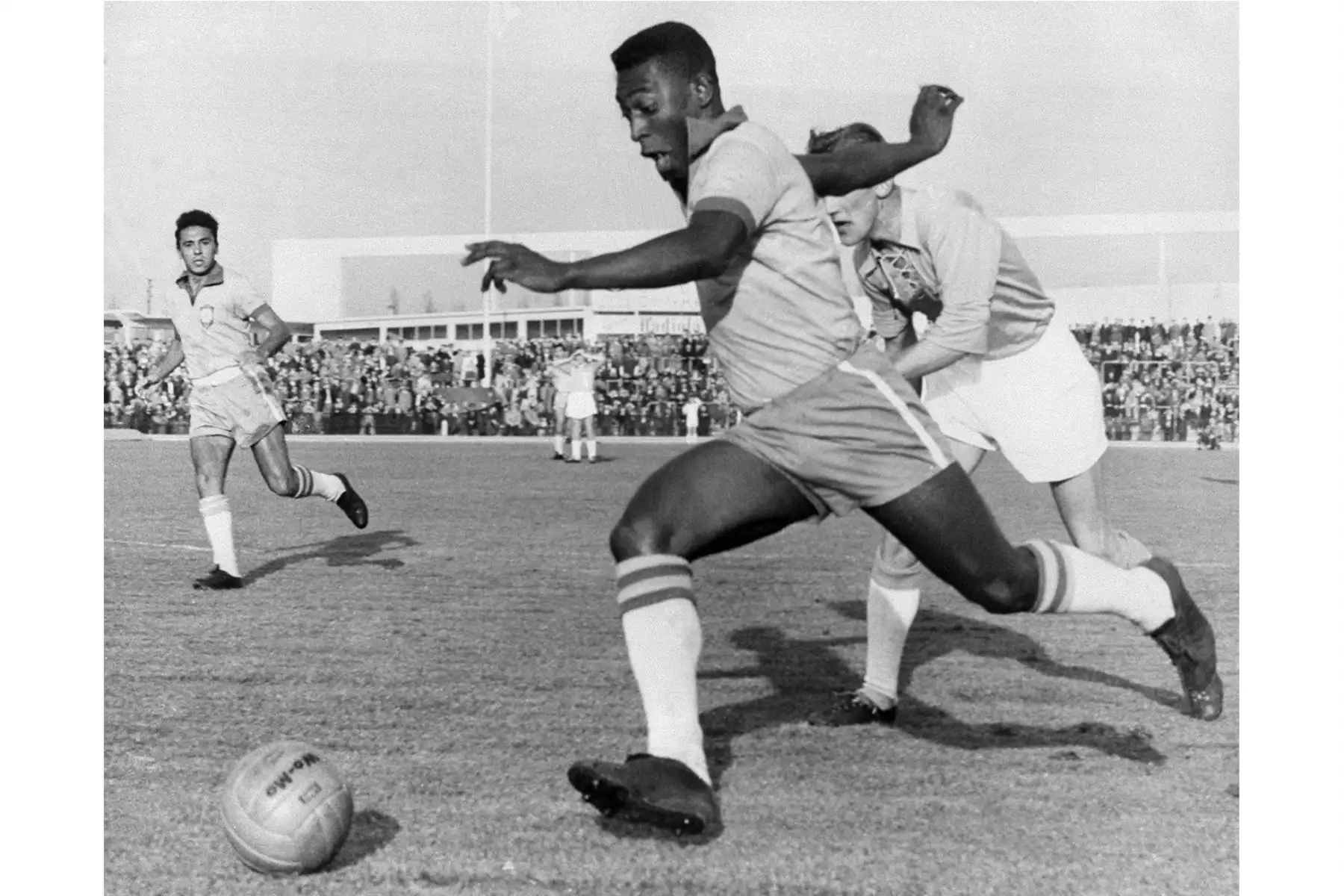 El delantero brasileño Pelé regatea a un defensor durante un partido amistoso de fútbol entre Malmoe y Brasil, el 08 de mayo de 1960 en Malmoe. Pelé anotó dos goles y Brasil ganó 7-1.Foto: AFP