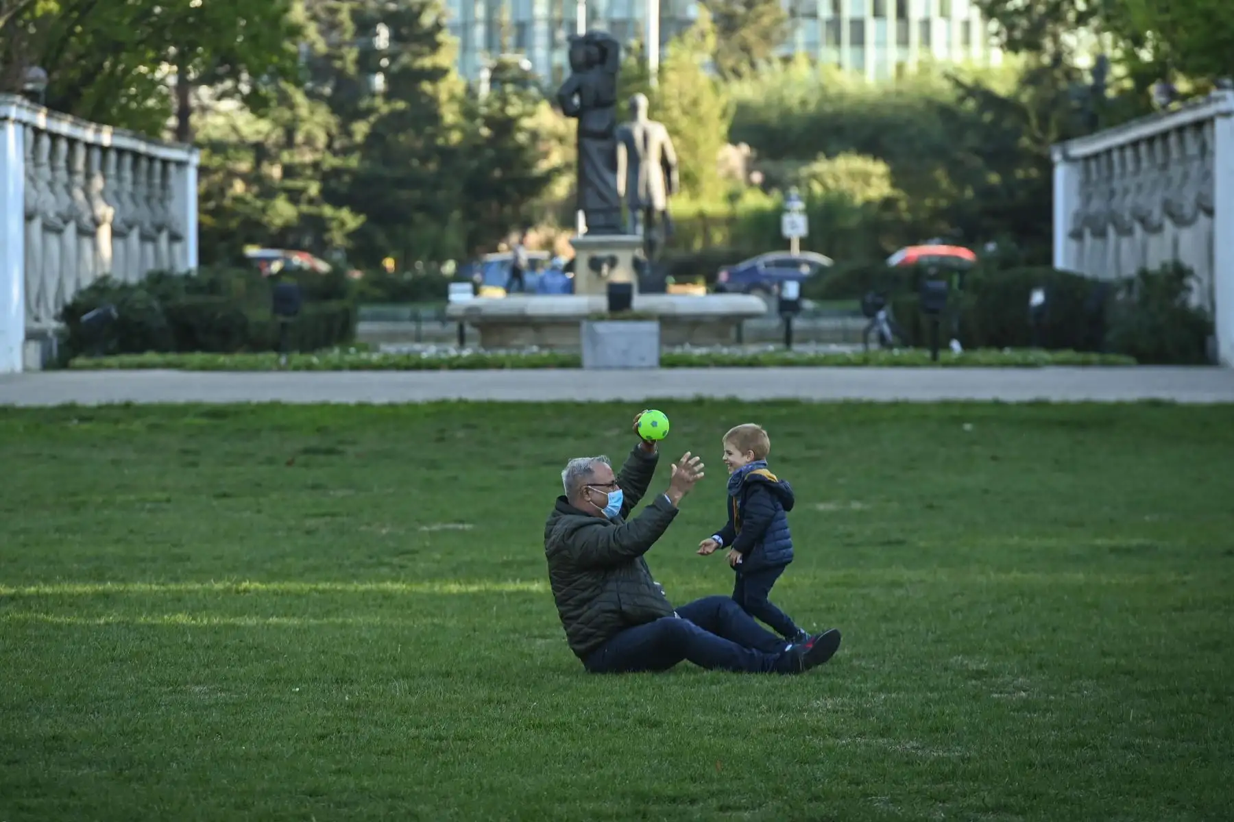 Hombre con máscara protectora juega con un niño en un parque en Bucarest. La capital de Rumania, Bucarest, decidió el lunes cerrar escuelas y cines, y hacer que el uso de máscaras en espacios públicos sea obligatorio a partir del martes. La medida se produjo cuando la ciudad entró en el escenario "rojo" del covid-19 después de que la incidencia de 14 días excediera el umbral de tres infecciones por cada 1.000 habitantes. (Foto de Daniel MIHAILESCU / AFP)

Foto: EFE