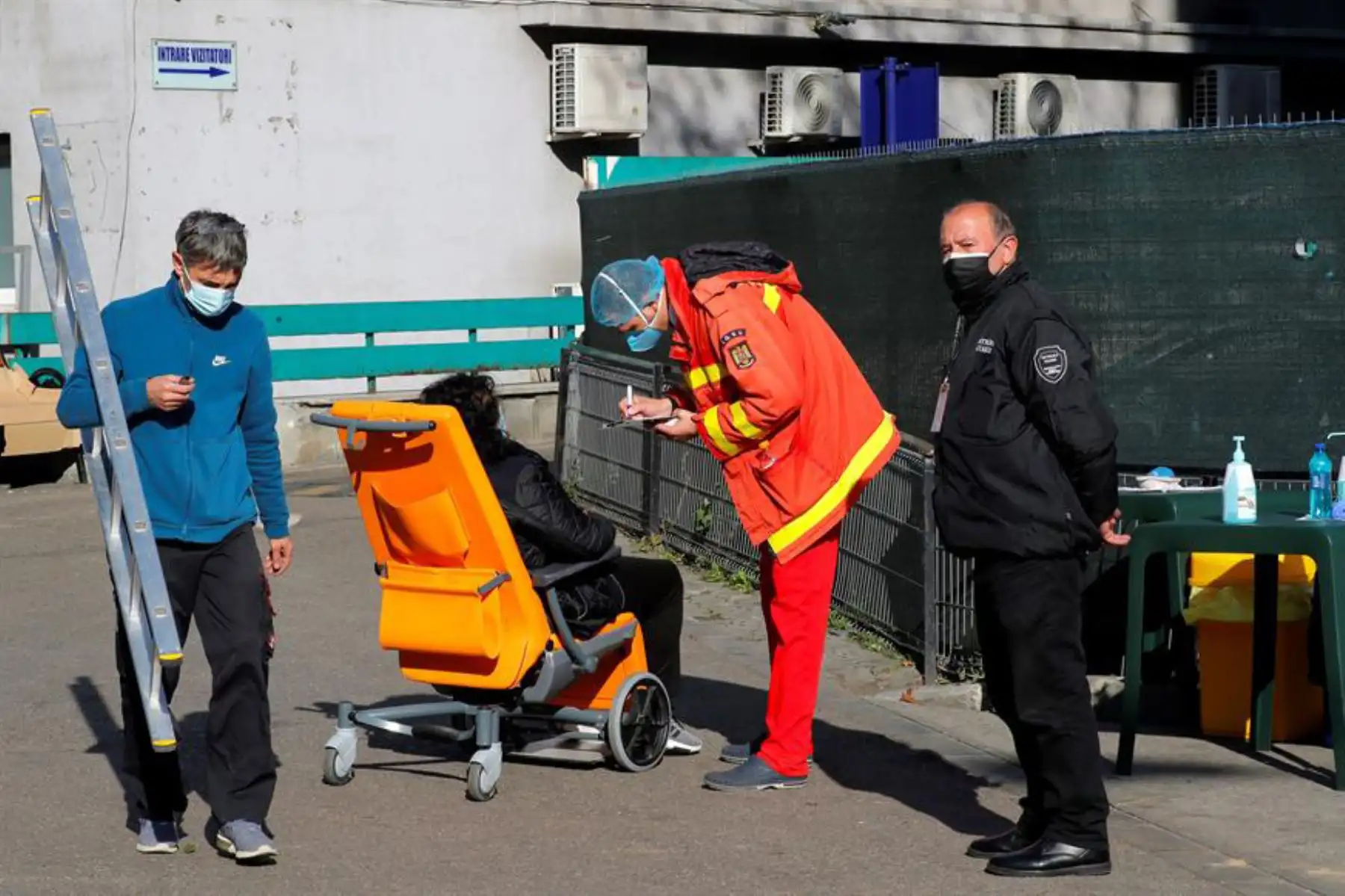 Un paramédico rumano (centro R) habla con una anciana enferma (en la silla) antes de ser admitida para una consulta médica en el Hospital de Emergencias Floreasca en Bucarest, Rumania. Debido al creciente número de infecciones por coronavirus, las autoridades han implementado el 