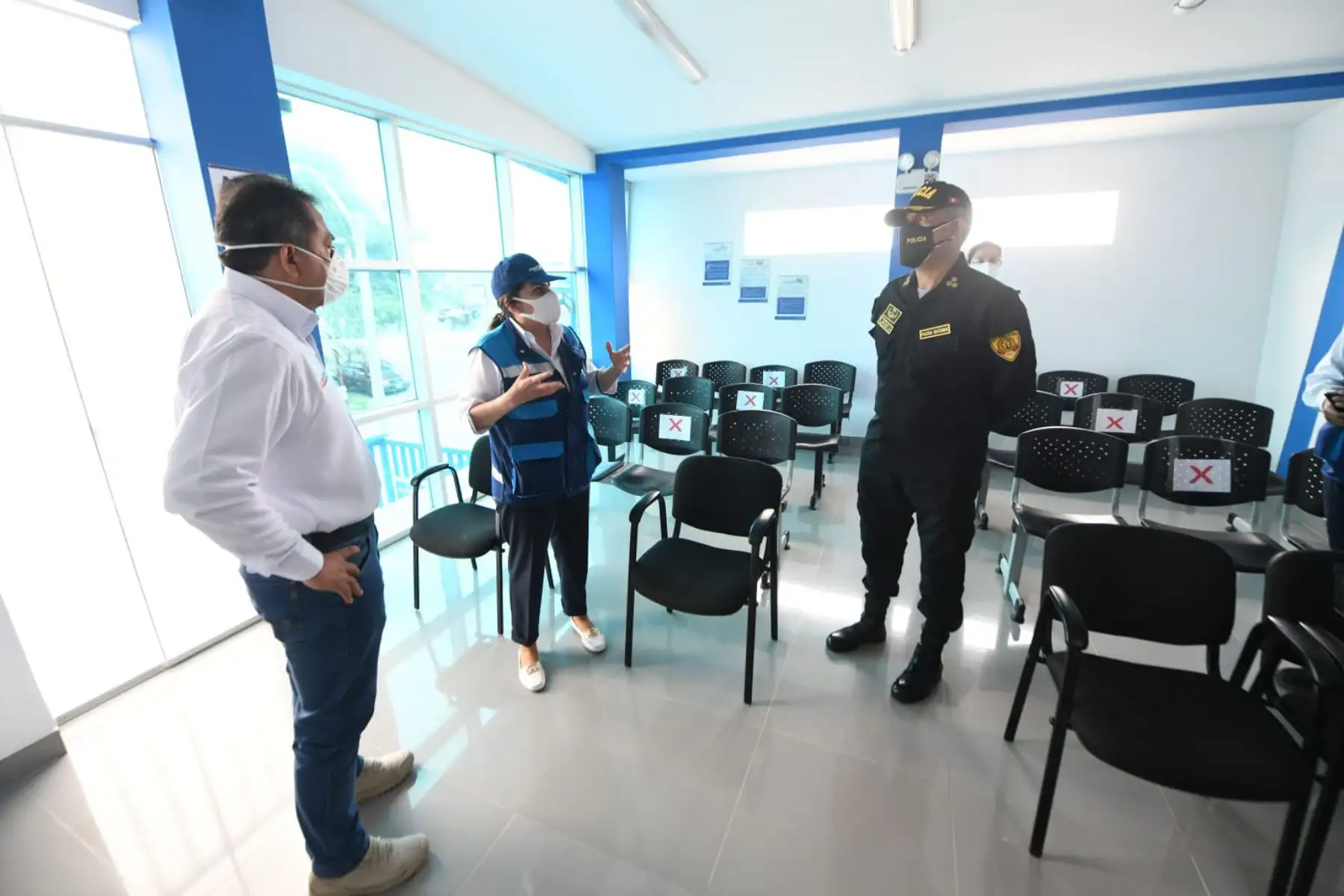 El ministro del Interior, César Gentille, recorre los ambientes e inspecciona la atención a los ciudadanos nacionales y extranjeros en la remozada sede de la Jefatura Zonal de Migraciones de Tumbes
Foto:ANDINA/@MigracionesPe