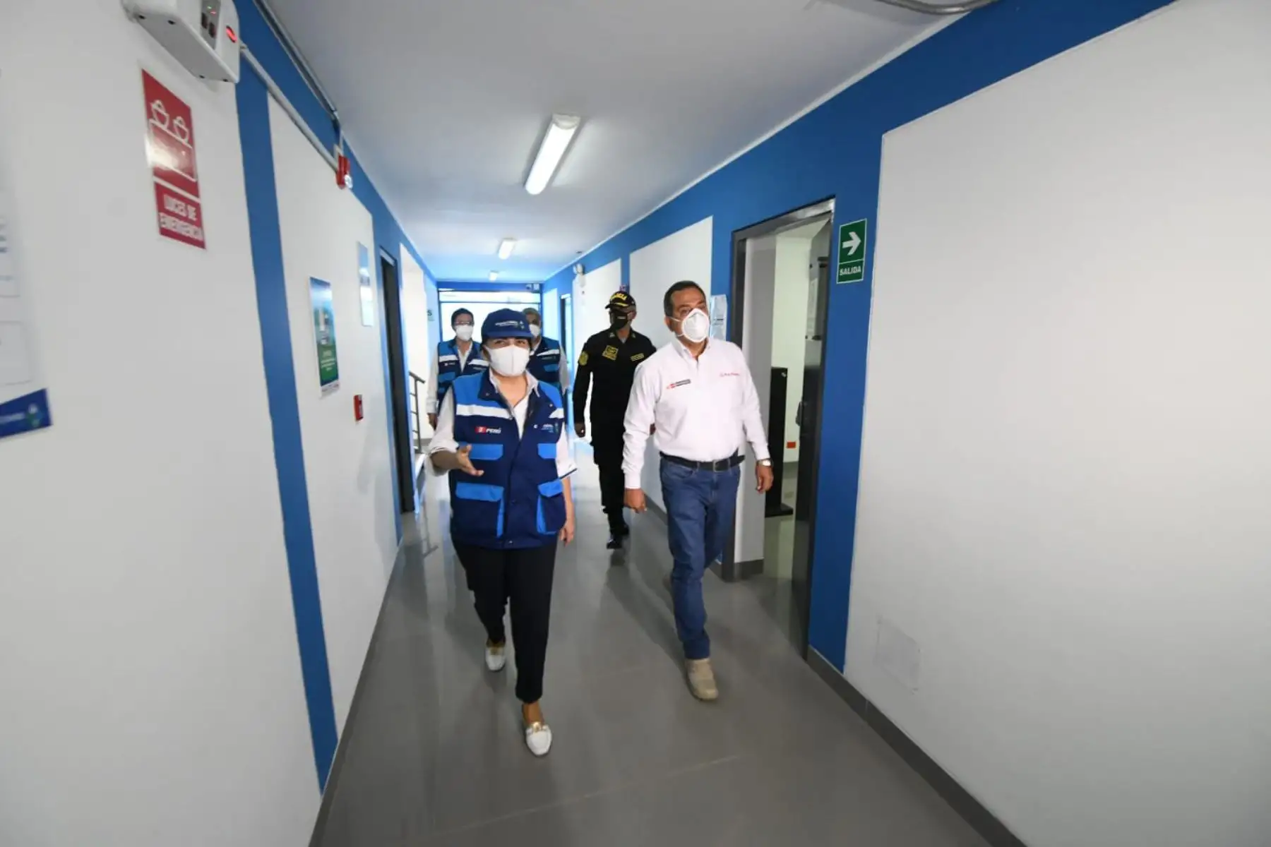 El ministro del Interior, César Gentille, recorre los ambientes e inspecciona la atención a los ciudadanos nacionales y extranjeros en la remozada sede de la Jefatura Zonal de Migraciones de Tumbes
Foto:ANDINA/@MigracionesPe