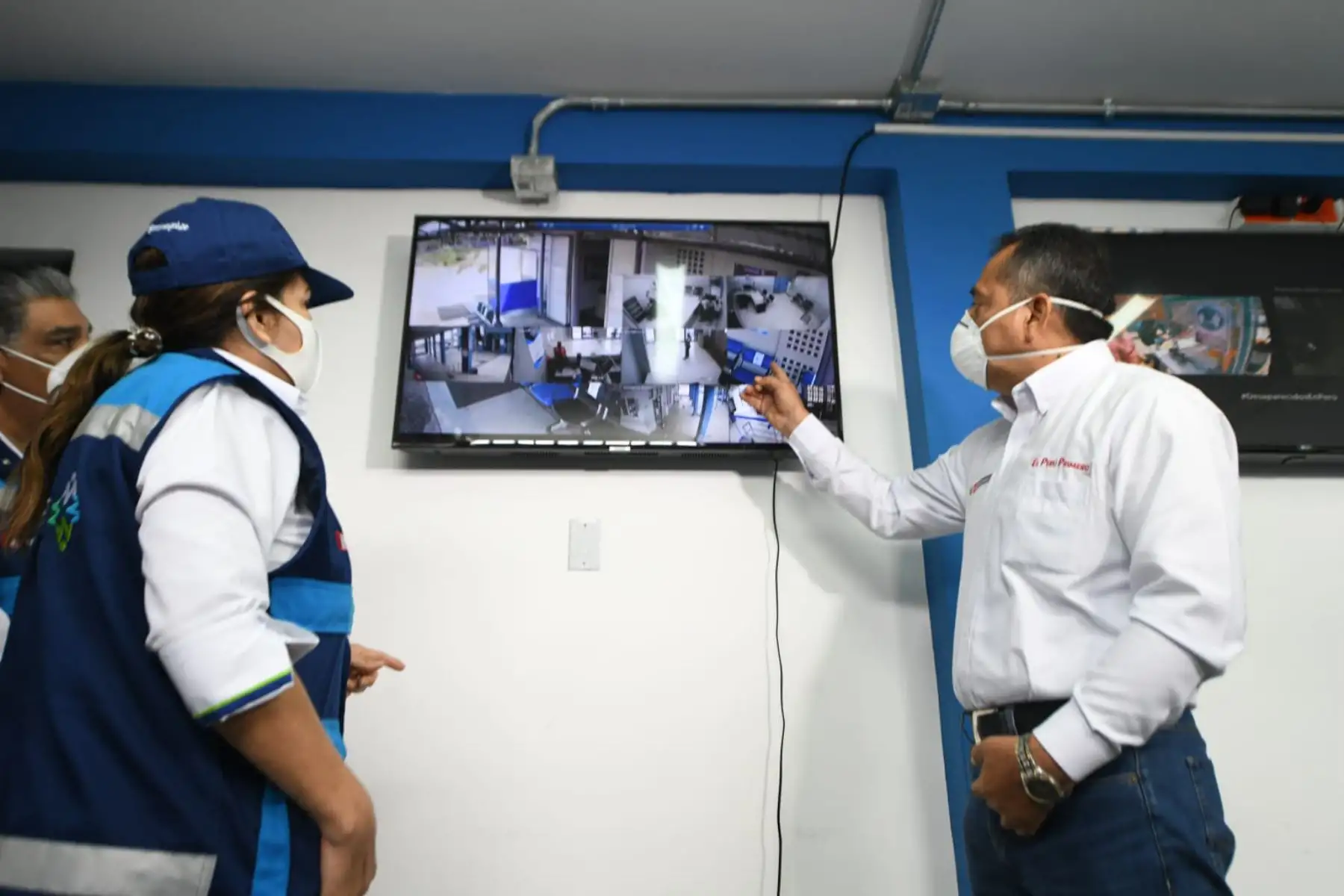 El ministro del Interior, César Gentille, recorre los ambientes e inspecciona la atención a los ciudadanos nacionales y extranjeros en la remozada sede de la Jefatura Zonal de Migraciones de Tumbes
Foto:ANDINA/@MigracionesPe