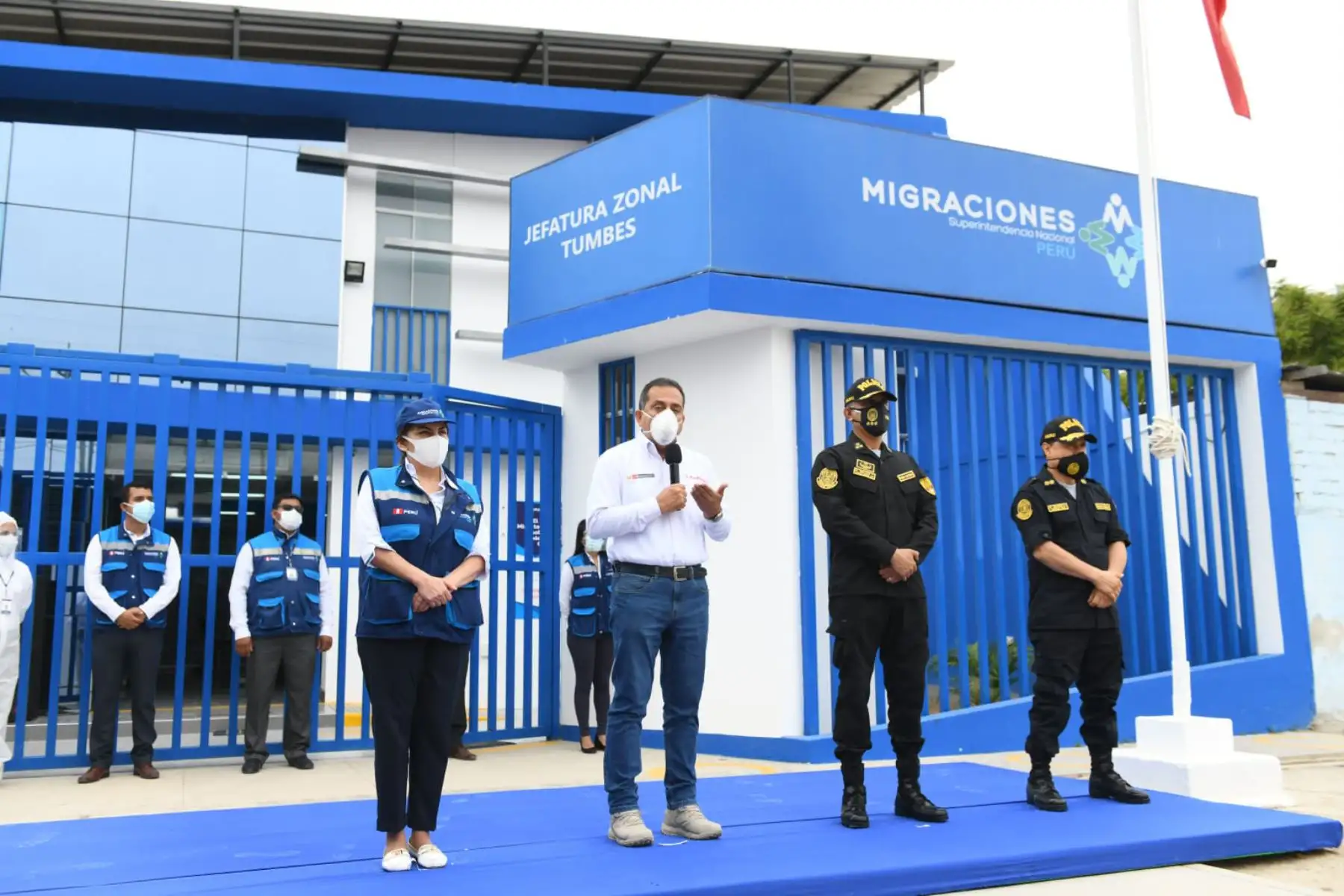 El ministro del Interior, César Gentille, recorre los ambientes e inspecciona la atención a los ciudadanos nacionales y extranjeros en la remozada sede de la Jefatura Zonal de Migraciones de Tumbes
Foto:ANDINA/@MigracionesPe