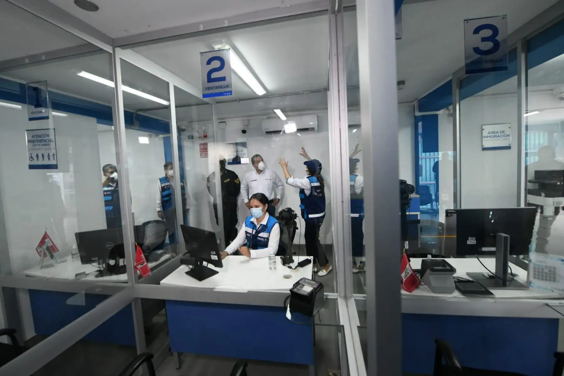 El ministro del Interior, César Gentille, recorre los ambientes e inspecciona la atención a los ciudadanos nacionales y extranjeros en la remozada sede de la Jefatura Zonal de Migraciones de Tumbes
Foto:ANDINA/@MigracionesPe