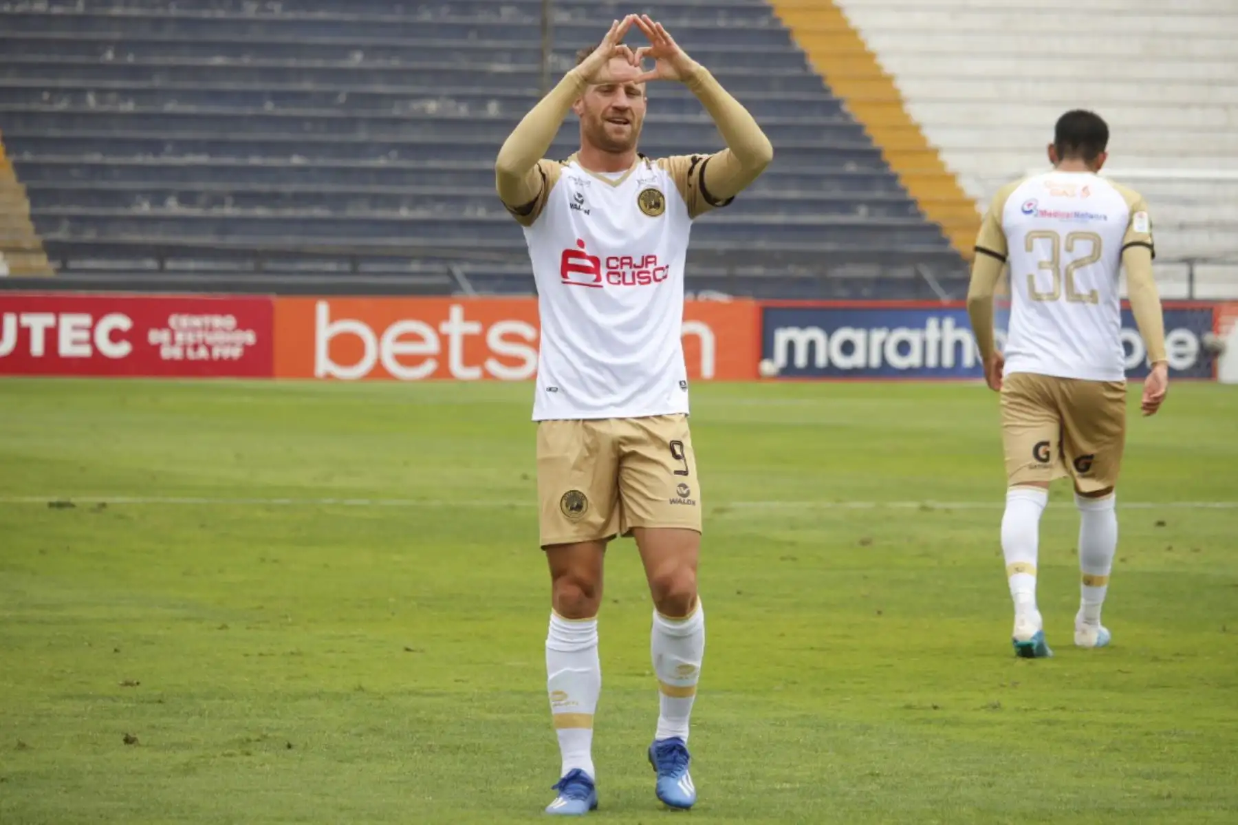 Danilo Carando de Cusco FC celebra luego de anotarle al Melgar de Arequipa por la primera fecha del grupo B de la Liga 1 en el estadio Alejandro Villanueva.

Foto: FPF