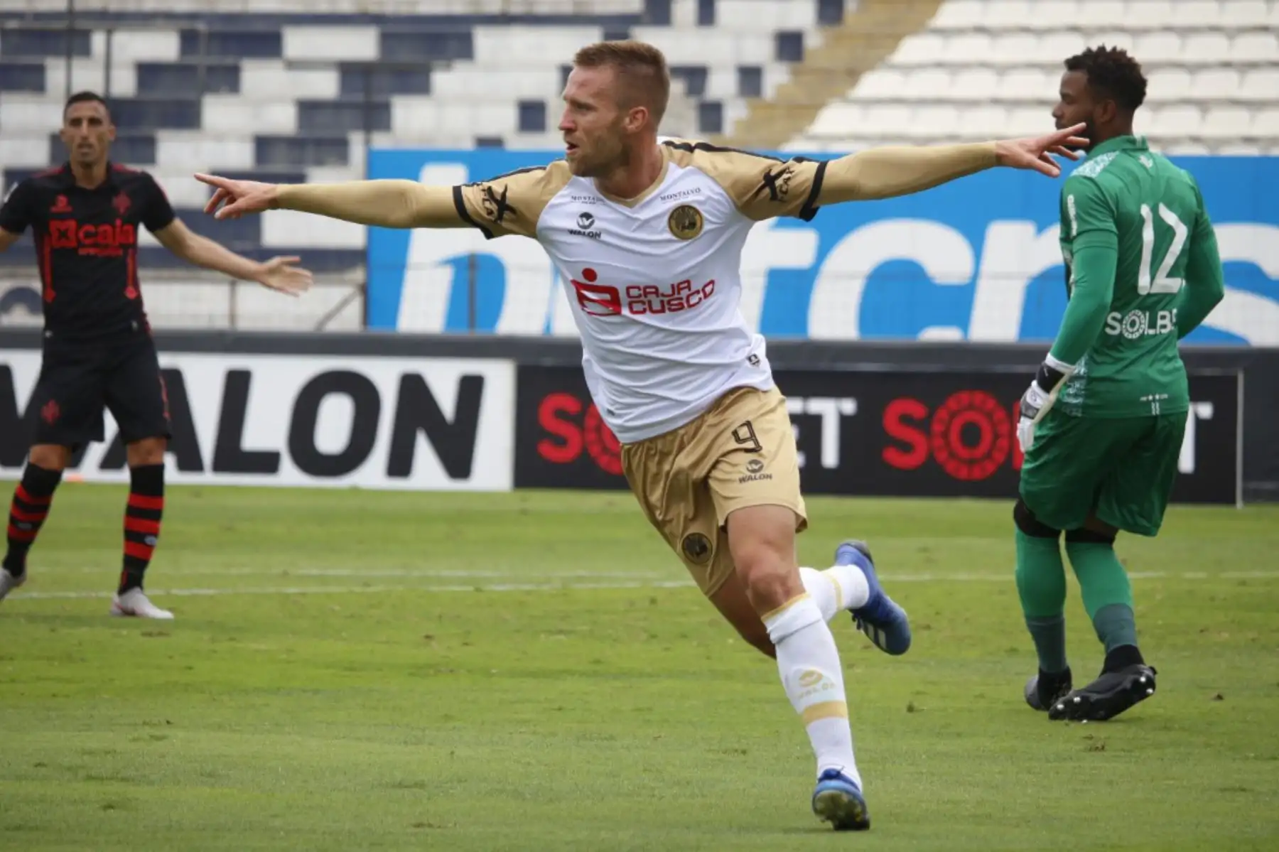 Danilo Carando de Cusco FC celebra luego de anotarle al Melgar de Arequipa por la primera fecha del grupo B de la Liga 1 en el estadio Alejandro Villanueva.

Foto: FPF