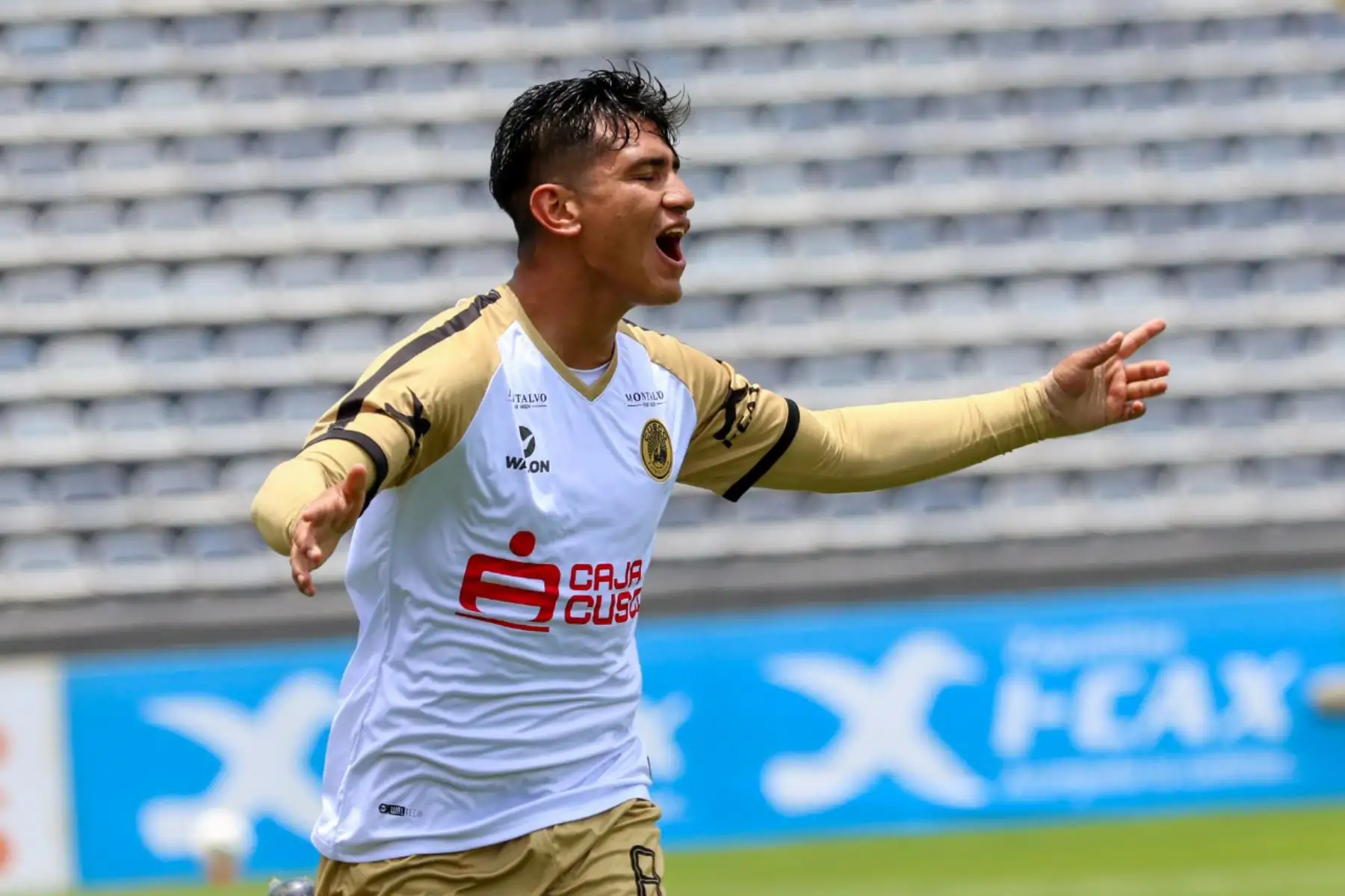 José Rivera de Cusco FC celebra luego de anotarle al Melgar de Arequipa por la primera fecha del grupo B de la Liga 1 en el estadio Alejandro Villanueva.

Foto: FPF