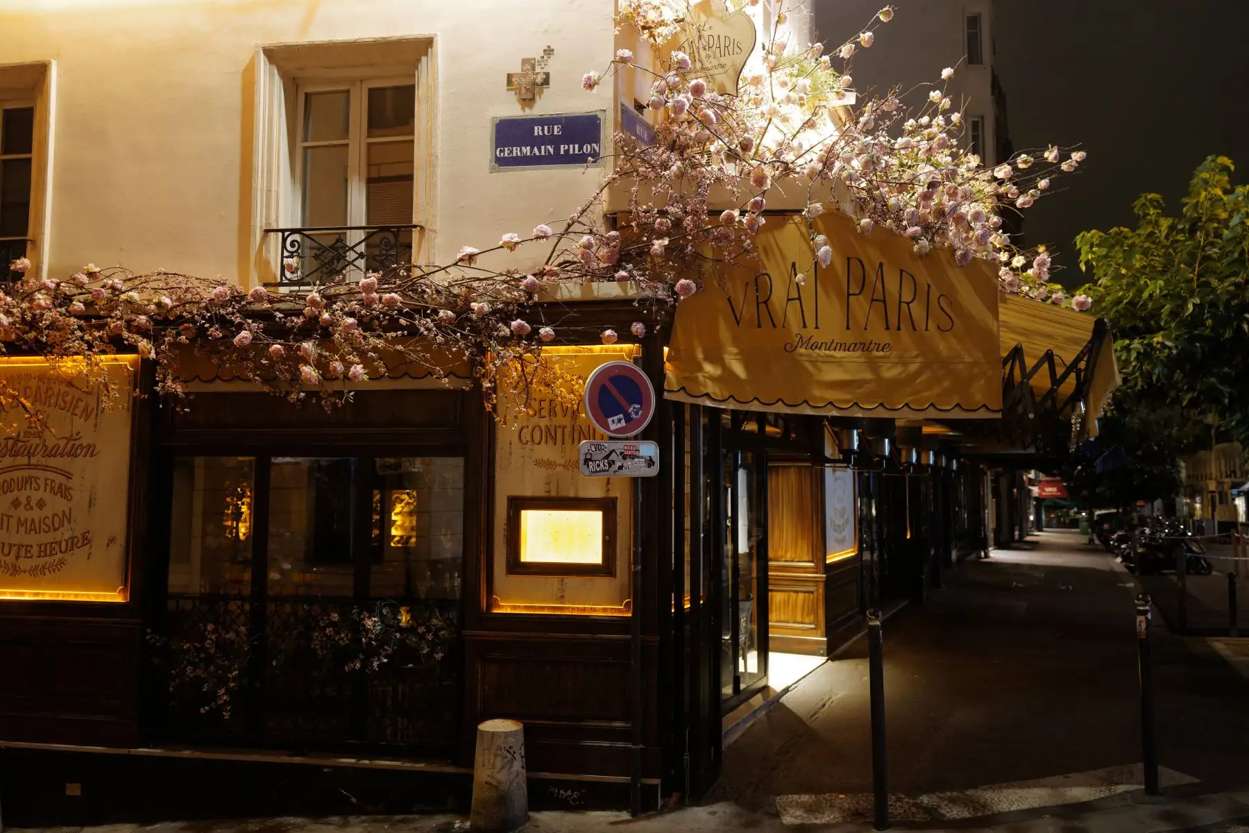 Una foto tomada durante la noche muestra un restaurante cerrado en Montmartre en el distrito 18 de París, durante un toque de queda nocturno del virus como medida contra la propagación de la pandemia Covid-19 causada por el nuevo coronavirus. 

Foto: AFP