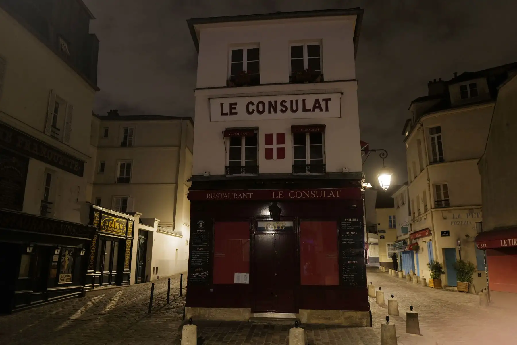 Una foto tomada durante la noche muestra la calle Norvins en Montmartre en el distrito 18 de París, durante un toque de queda nocturno del virus como medida contra la propagación de la pandemia Covid-19 causada por el nuevo coronavirus.

Foto: AFP
