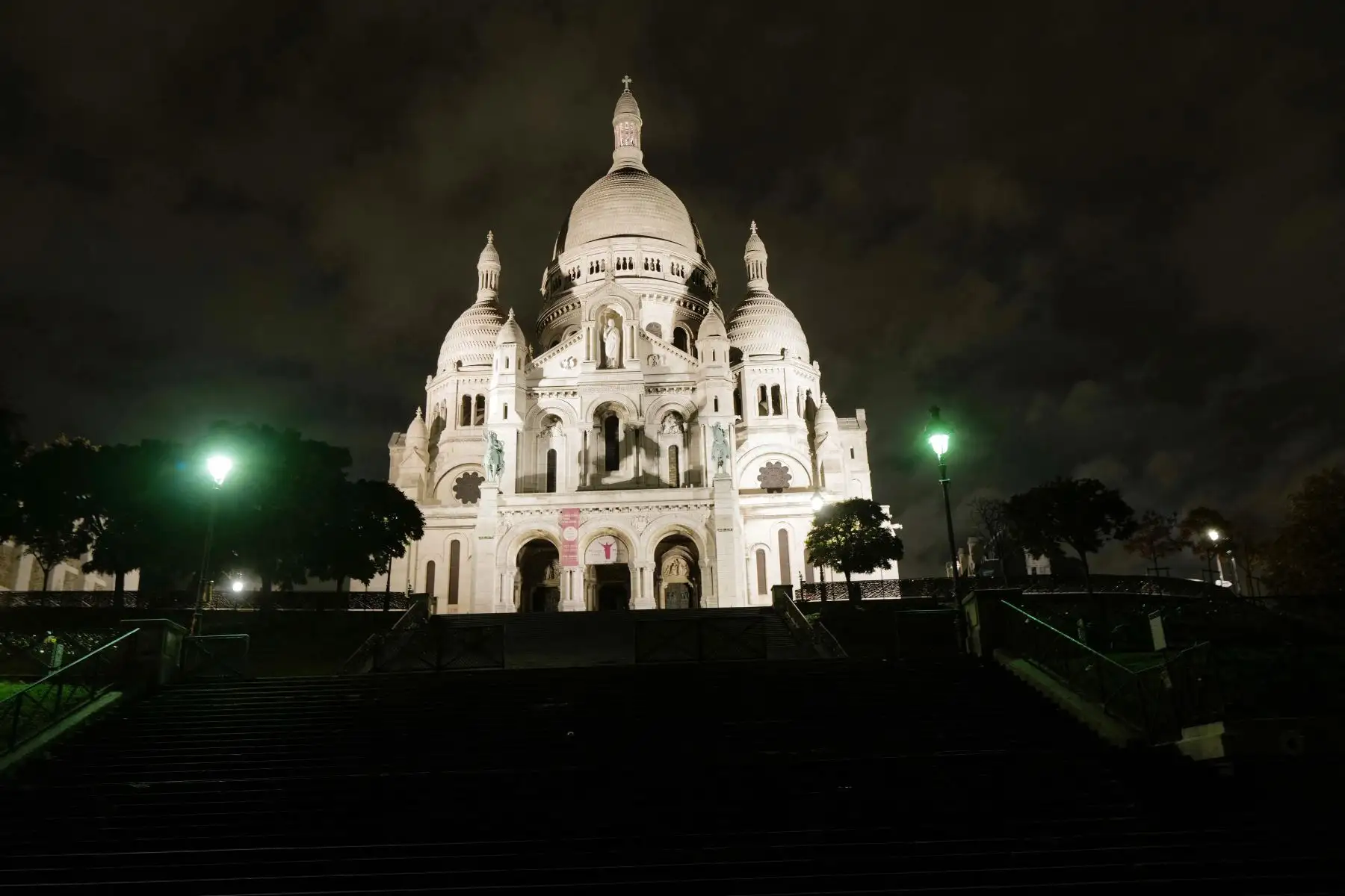 Una foto tomada durante la noche muestra el Sacre Coeur (Basílica del Sagrado Corazón) en Montmartre en el distrito 18 de París, durante un toque de queda nocturno como medida contra la propagación de la pandemia covid-19.

Foto: AFP