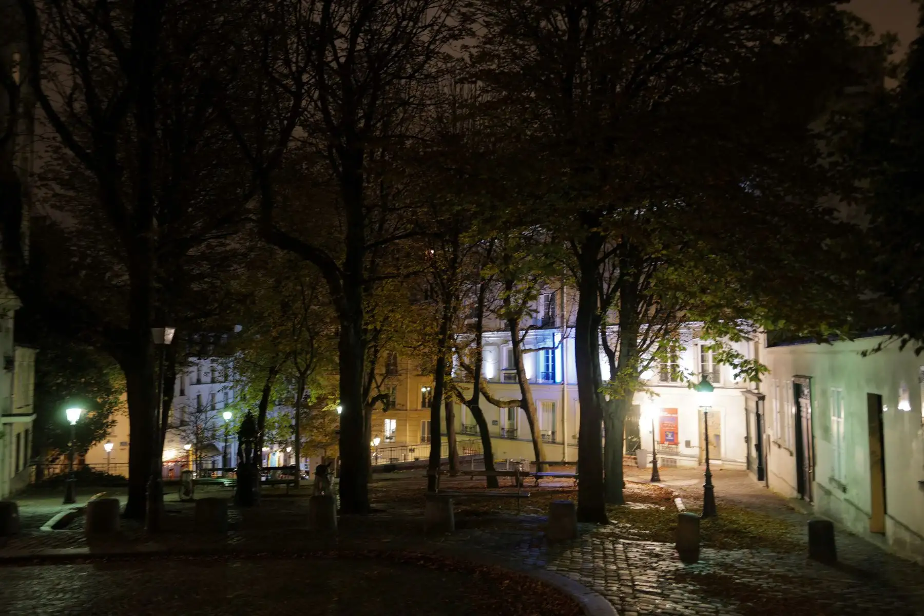 Una foto tomada durante la noche muestra la plaza Emile-Goudeau en Montmartre en el distrito 18 de París, durante un toque de queda nocturno como medida contra la propagación de la pandemia covid-19 causada por el nuevo coronavirus.

Foto: AFP