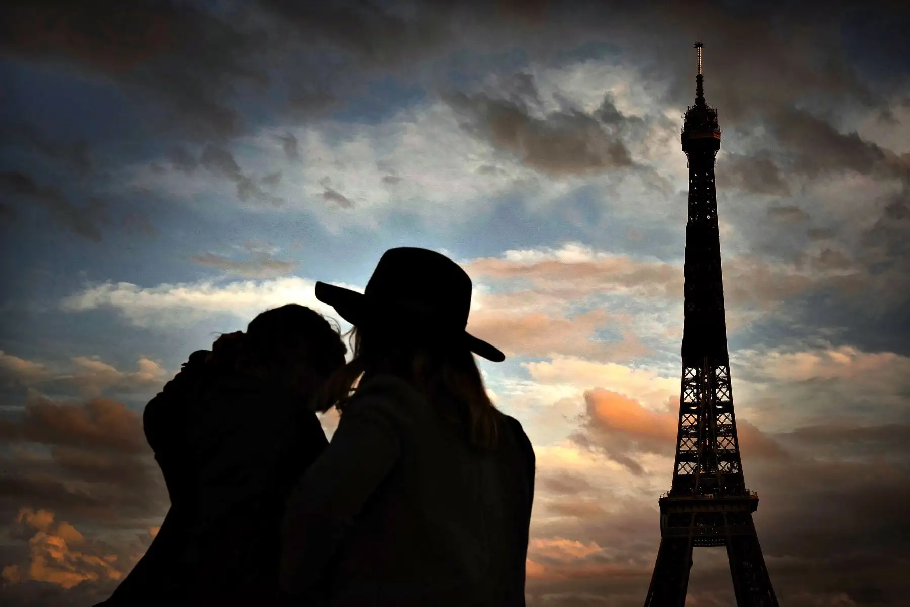 Dos personas frente a la Torre Eiffel en París, durante el toque de queda nocturno como medida contra la propagación de la pandemia Covid-19 causada por el nuevo coronavirus.

Foto: AFP