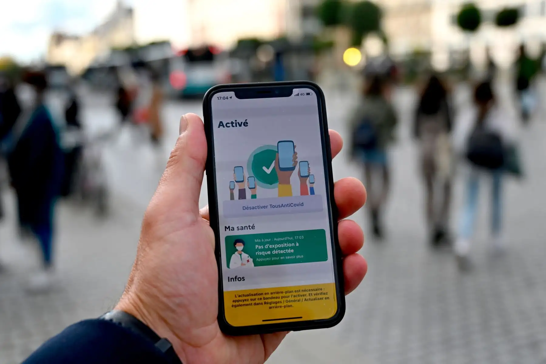 Una persona sostiene un teléfono inteligente que muestra la nueva aplicación "TousAntiCovid" en Rennes, oeste de Francia, ya que varios departamentos se pusieron en "alerta máxima" y se implementaron nuevas medidas de toque de queda para frenar la propagación del Covid. -19

Foto: AFP