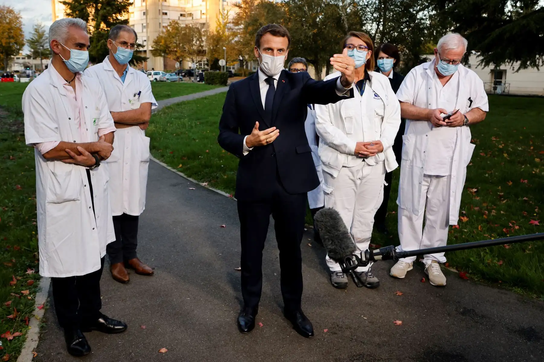 El presidente francés, Emmanuel Macron, habla con la prensa tras presidir una reunión con el personal médico del centro hospitalario Rene Dubos, en Pontoise, en el Valle del Oise, mientras el país afronta una nueva ola de infecciones en el covid-19 

Foto: AFP