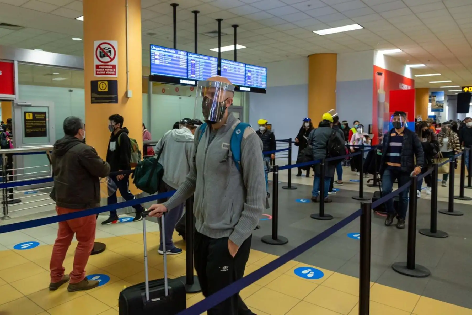 El Gobierno decidió suspender el requisito de prueba molecular o PCR para viajar por vía aérea desde las provincias con nivel de alerta extremo hacia otros destinos nacionales, anunció hoy la ministra de Comercio Exterior y Turismo, Claudia Cornejo. ANDINA/Difusión