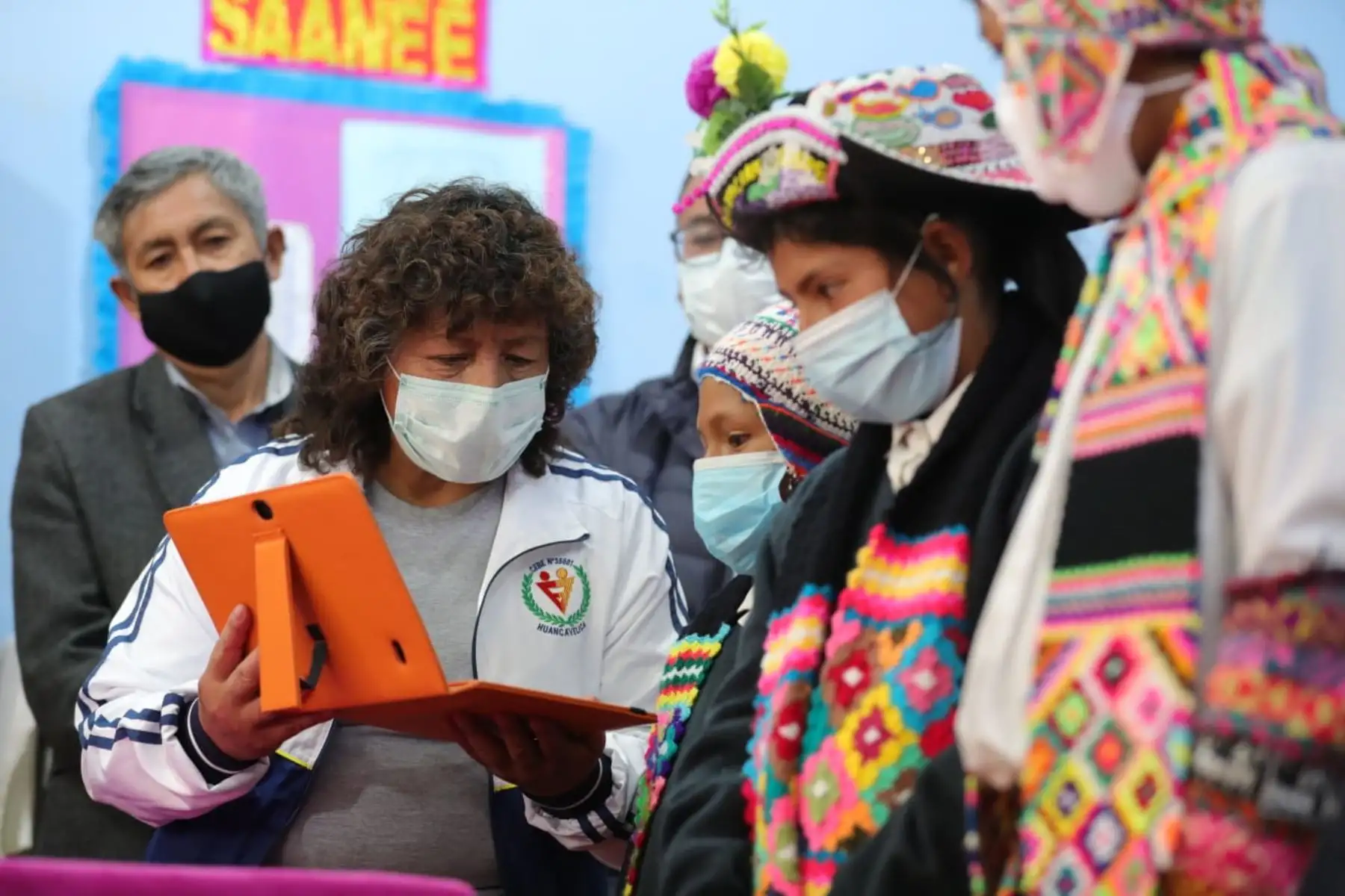 Desde Huancavelica, el presidente Vizcarra realiza la entrega de tablets a los alumnos de la región, herramientas tecnológicas que les permiten tener acceso a la información y generar habilidades digitales. Foto: ANDINA/Prensa Presidencia