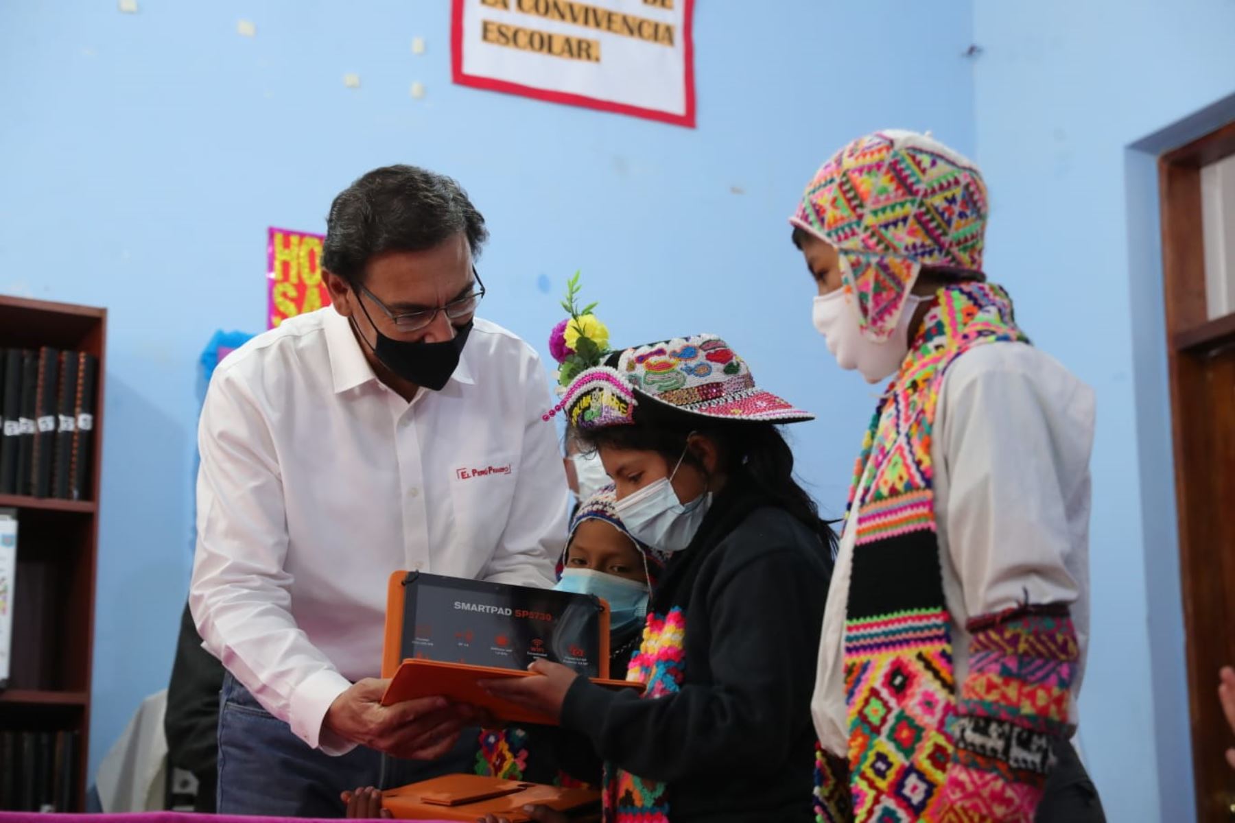 Desde Huancavelica, el presidente Vizcarra realiza la entrega de tablets a los alumnos de la región, herramientas tecnológicas que les permiten tener acceso a la información y generar habilidades digitales. Foto: ANDINA/Prensa Presidencia