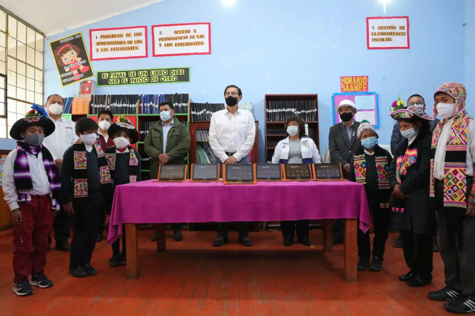 Desde Huancavelica, el presidente Vizcarra realiza la entrega de tablets a los alumnos de la región, herramientas tecnológicas que les permiten tener acceso a la información y generar habilidades digitales. Foto: ANDINA/Prensa Presidencia