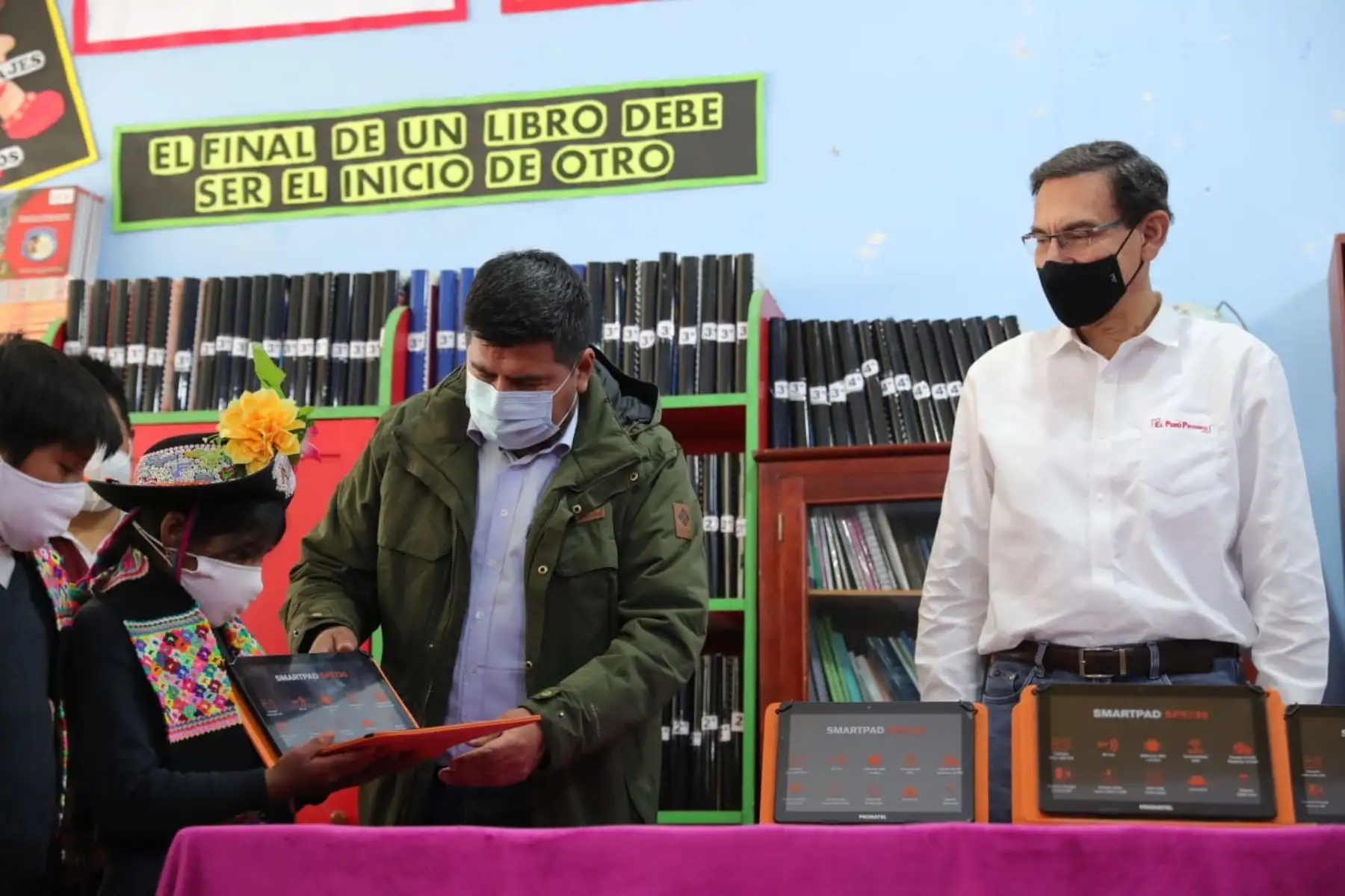 Desde Huancavelica, el presidente Vizcarra realiza la entrega de tablets a los alumnos de la región, herramientas tecnológicas que les permiten tener acceso a la información y generar habilidades digitales. Foto: ANDINA/Prensa Presidencia