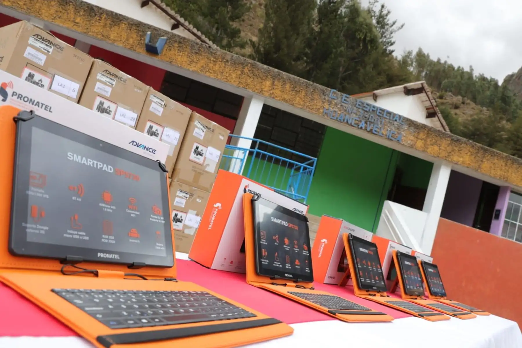 Desde Huancavelica, el presidente Vizcarra realiza la entrega de tablets a los alumnos de la región, herramientas tecnológicas que les permiten tener acceso a la información y generar habilidades digitales. Foto: ANDINA/Prensa Presidencia