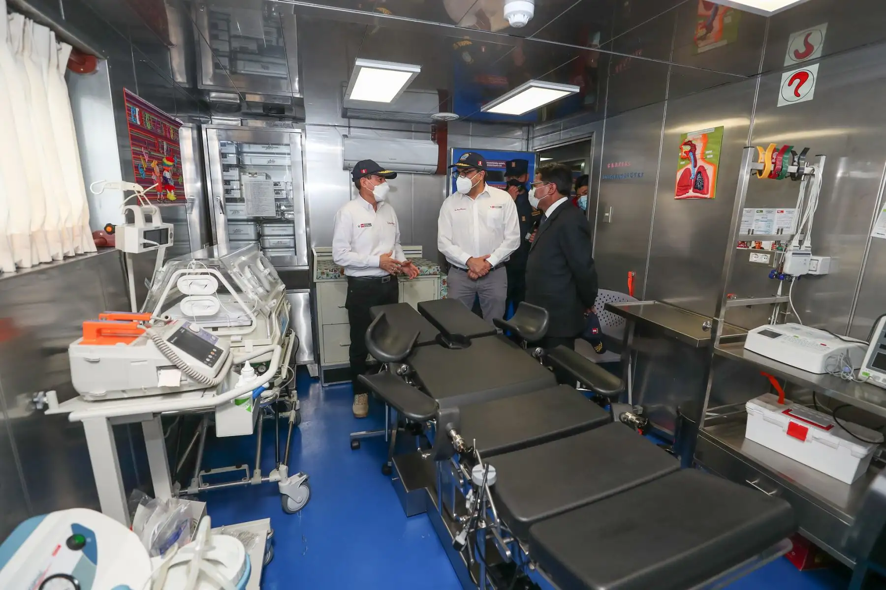 El premier Walter Martos realizó una visita de trabajo a la región Puno njunto con el ministro de educación, Martín Benavides donde visitaron a la población y entregaron tabletas a los alumnos. Foto: PCM