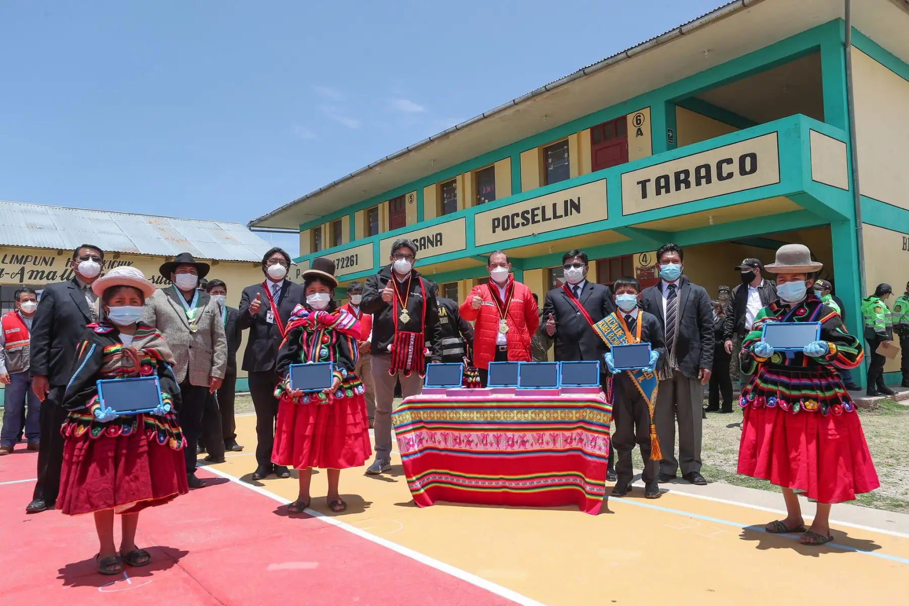 El premier Walter Martos realizó una visita de trabajo a la región Puno njunto con el ministro de educación, Martín Benavides donde visitaron a la población y entregaron tabletas a los alumnos. Foto: PCM