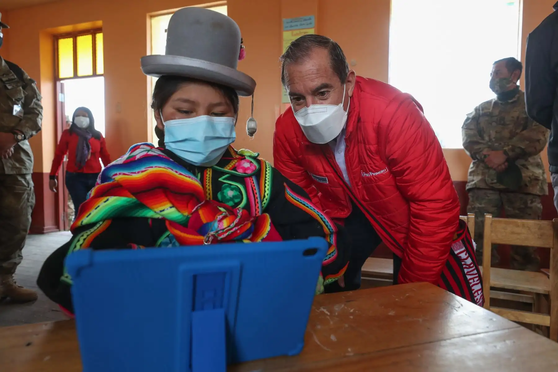 El premier Walter Martos realizó una visita de trabajo a la región Puno junto con el ministro de educación, Martín Benavides donde visitaron a la población y entregaron tabletas a los alumnos. Foto: PCM