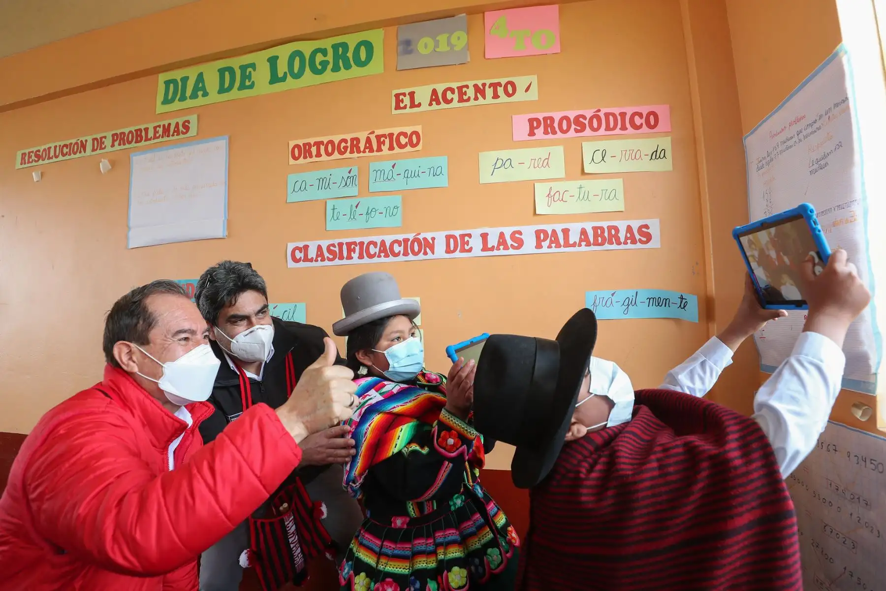 El premier Walter Martos realizó una visita de trabajo a la región Puno junto al ministro de educación, Martín Benavides donde visitaron a la población y entregaron tabletas a los alumnos. Foto: PCM