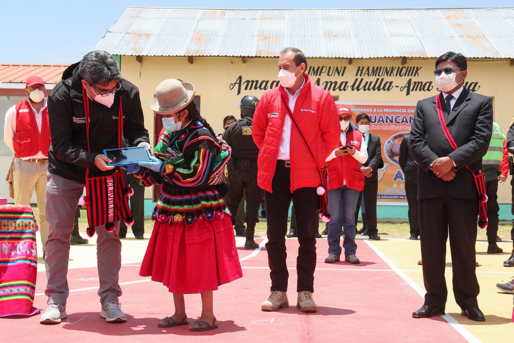 El premier Walter Martos realizó una visita de trabajo a la región Puno junto con el ministro de educación, Martín Benavides donde visitaron a la población y entregaron tabletas a los alumnos. Foto: PCM