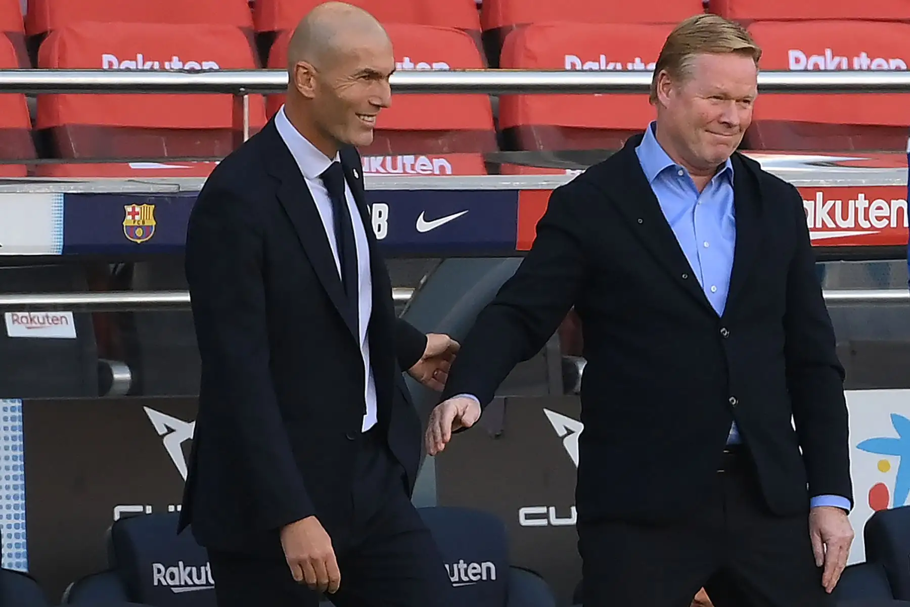 El técnico francés del Real Madrid, Zinedine Zidane, saluda al técnico holandés del Barcelona, ​​Ronald Koeman, antes del partido de fútbol de la Liga española entre el Barcelona y el Real Madrid en el estadio Camp Nou. Foto: AFP