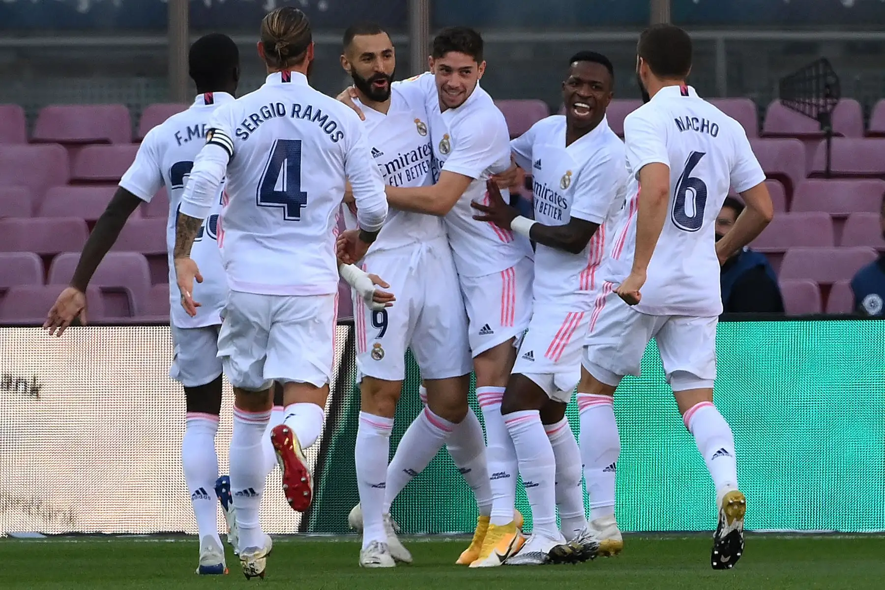 Los jugadores del Real Madrid celebran tras marcar un gol contra Barcelona durante el partido de fútbol de la Liga española, en el estadio Camp Nou. Foto: AFP