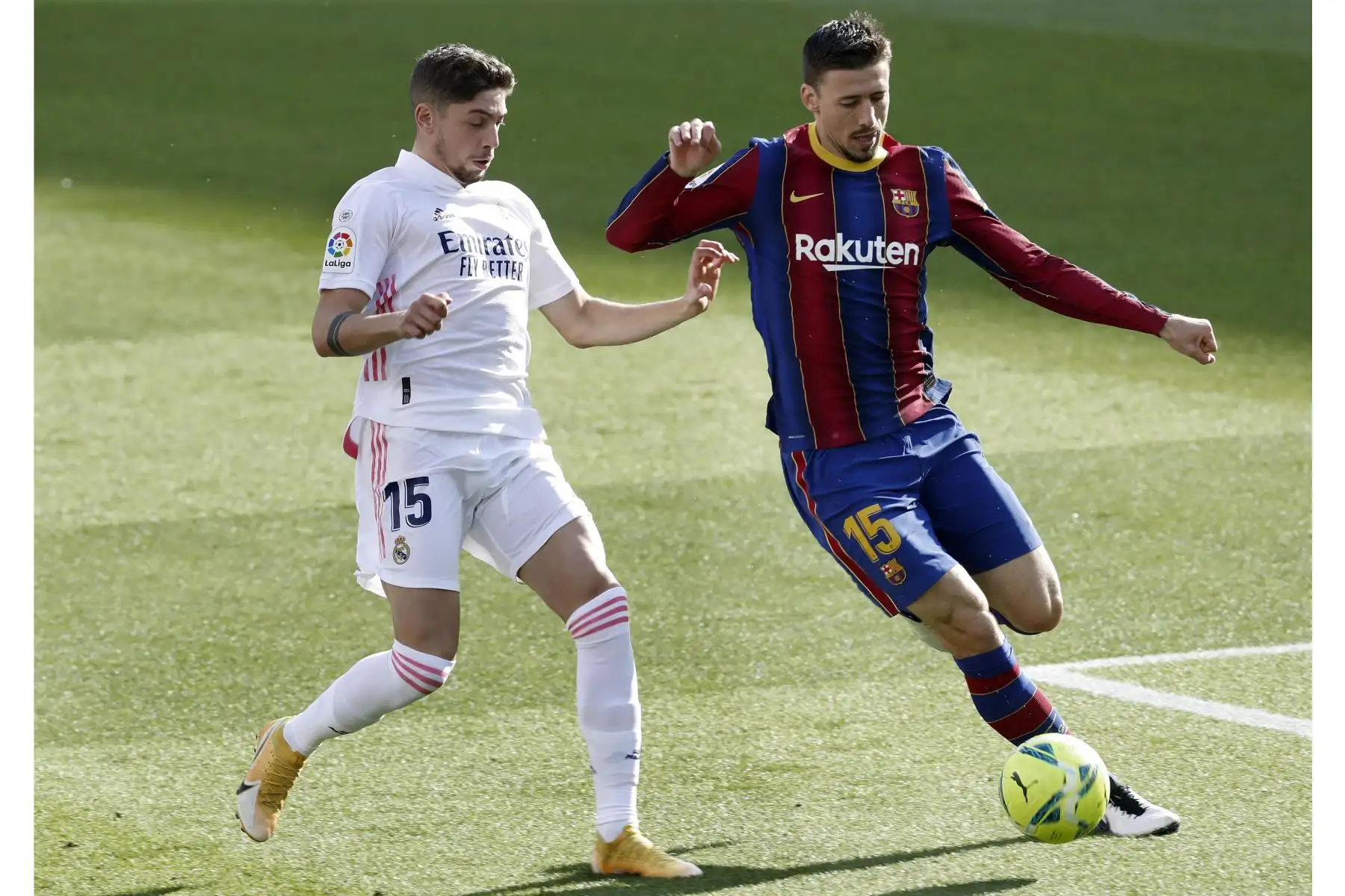 El defensa francés del Barcelona Clément Lenglet intenta controlar el balón ante la presencia del centrocampista del Real Madrid, Fede Valverde, durante el partido de la Liga, en el Nou Camp. Foto: EFE