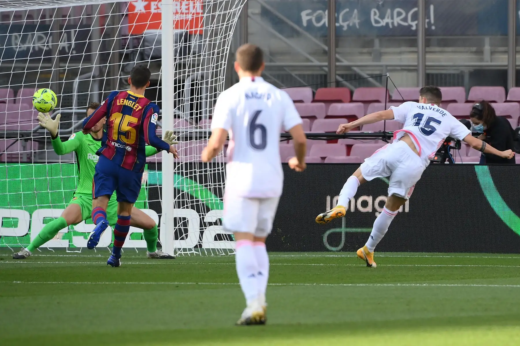 El centrocampista uruguayo del Real Madrid Federico Valverde marca un gol ante Barcelona durante el partido de fútbol de la Liga española. Foto: AFP