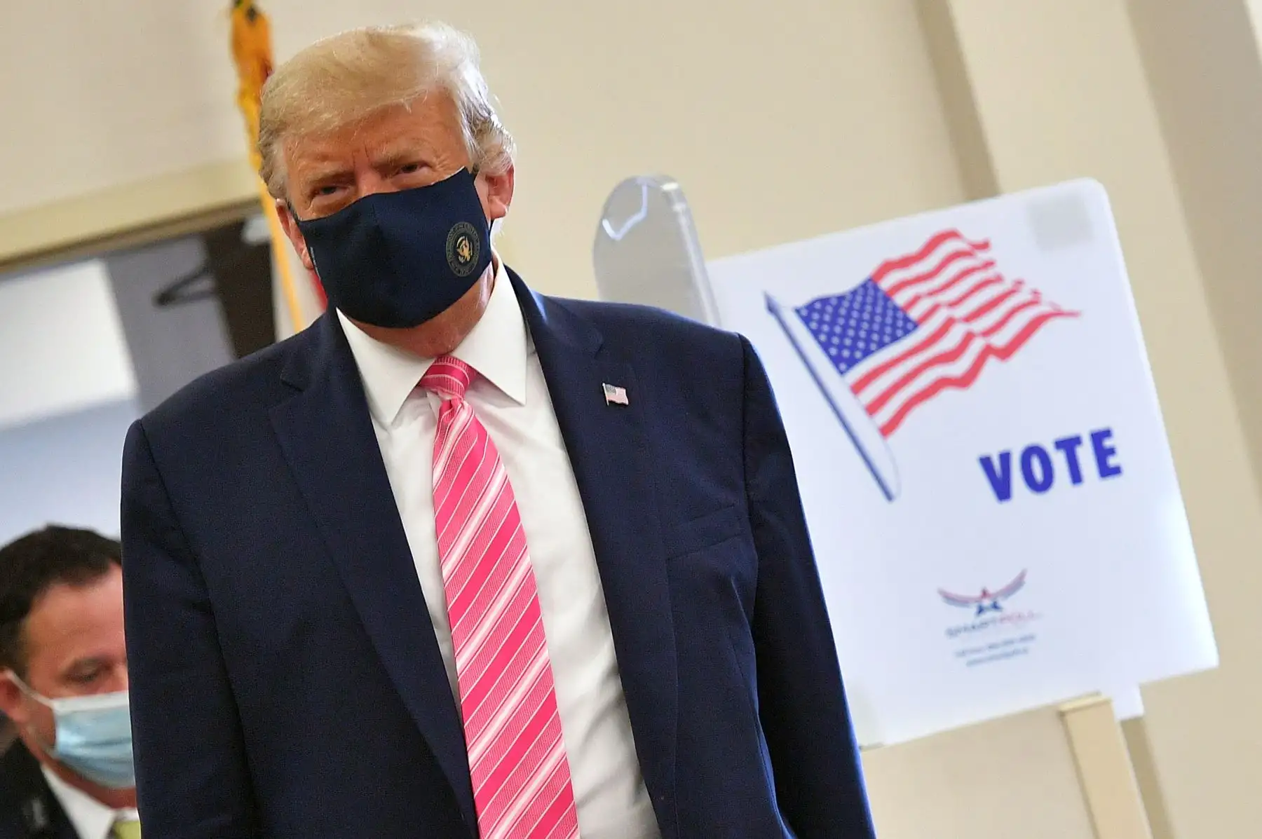 El presidente de los Estados Unidos, Donald Trump, llega al colegio electoral para emitir su voto en la Biblioteca Pública del Condado de Palm Beach, durante la votación anticipada para las elecciones del 3 de noviembre, en West Palm Beach, Florida. Foto: AFP